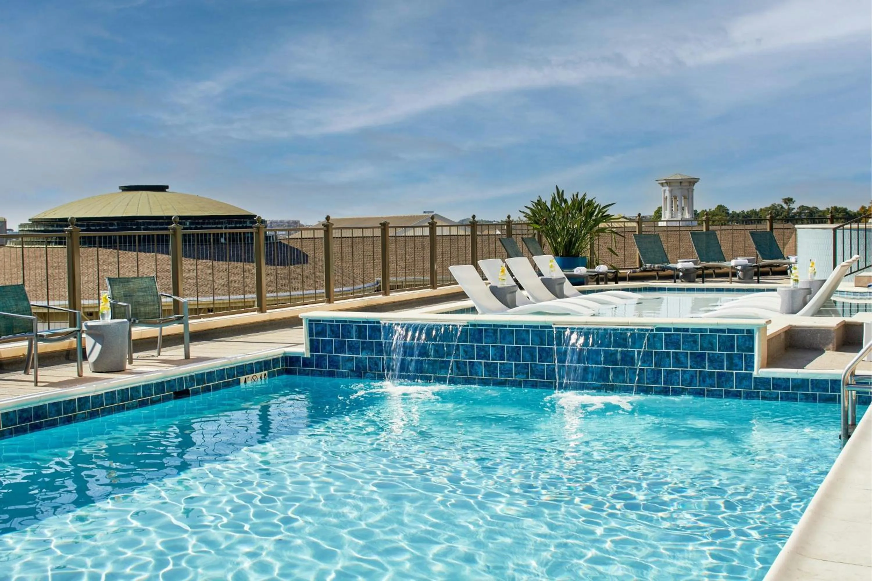 Swimming pool in Renaissance Mobile Riverview Plaza Hotel
