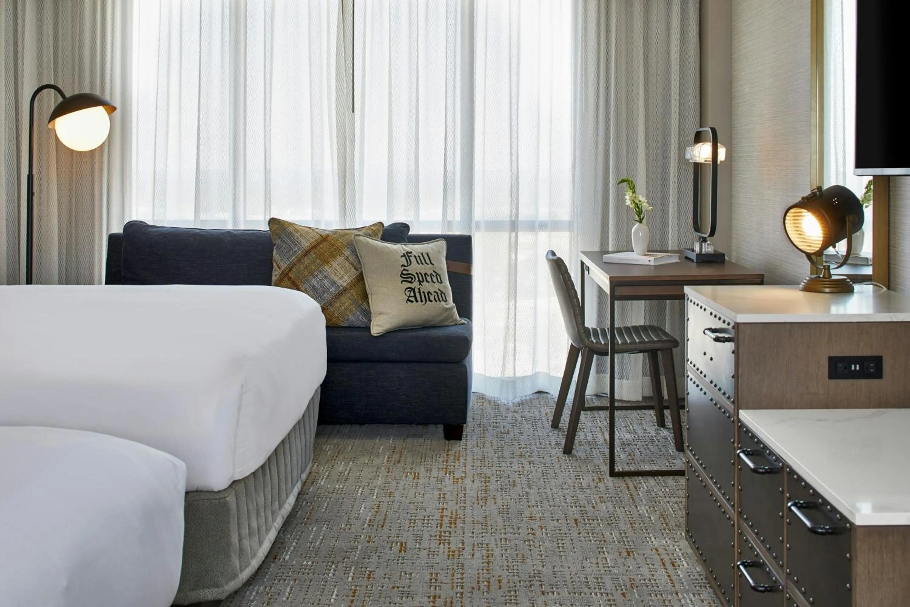 Photo of the whole room, Bed in Renaissance Mobile Riverview Plaza Hotel