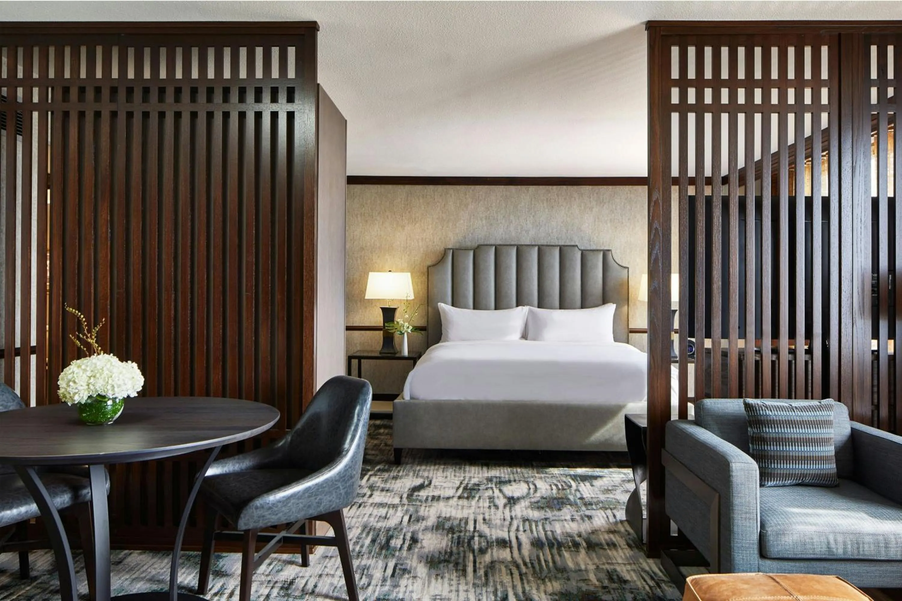 Photo of the whole room, Bed in Renaissance Mobile Riverview Plaza Hotel