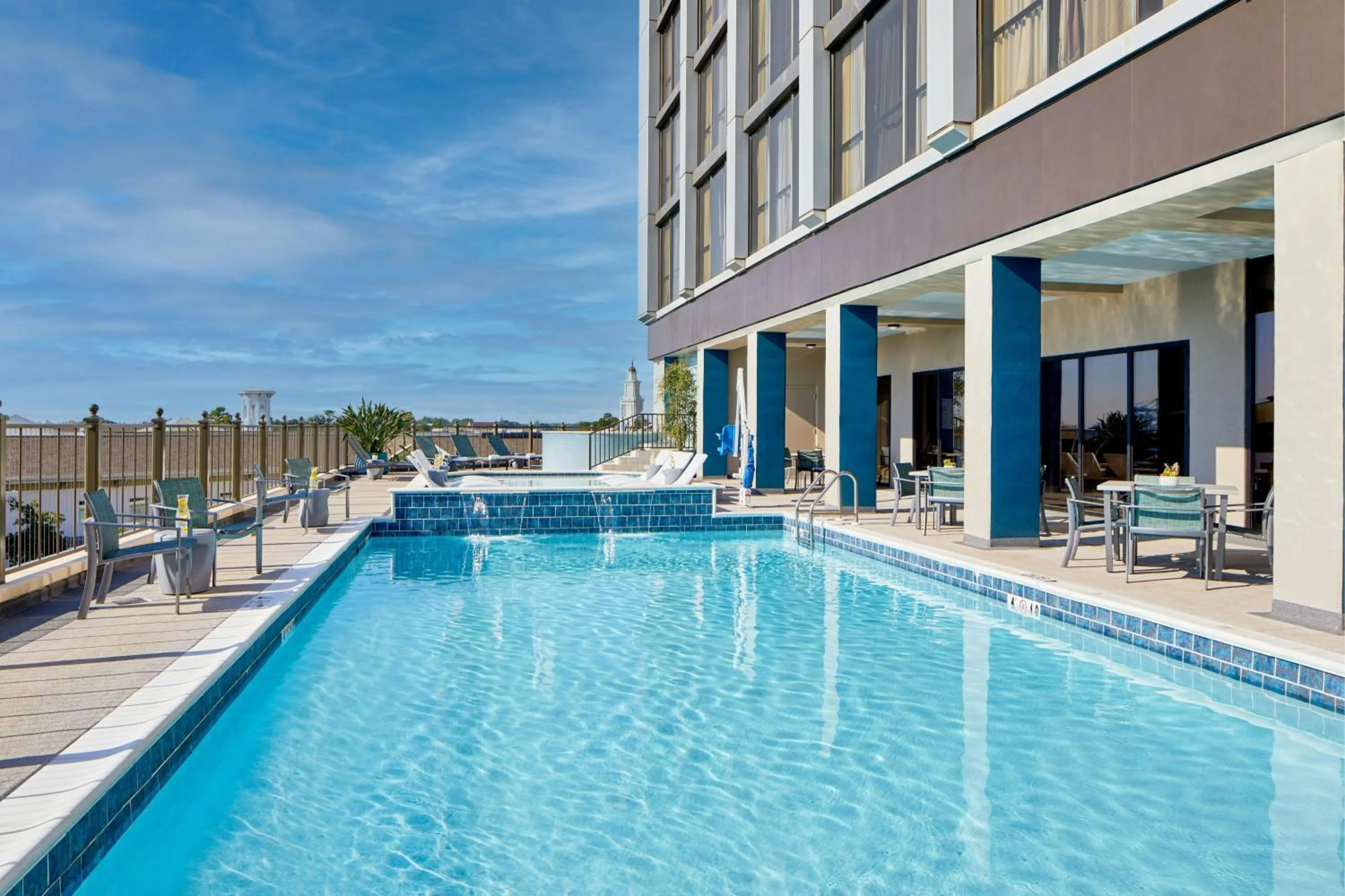 Swimming pool in Renaissance Mobile Riverview Plaza Hotel
