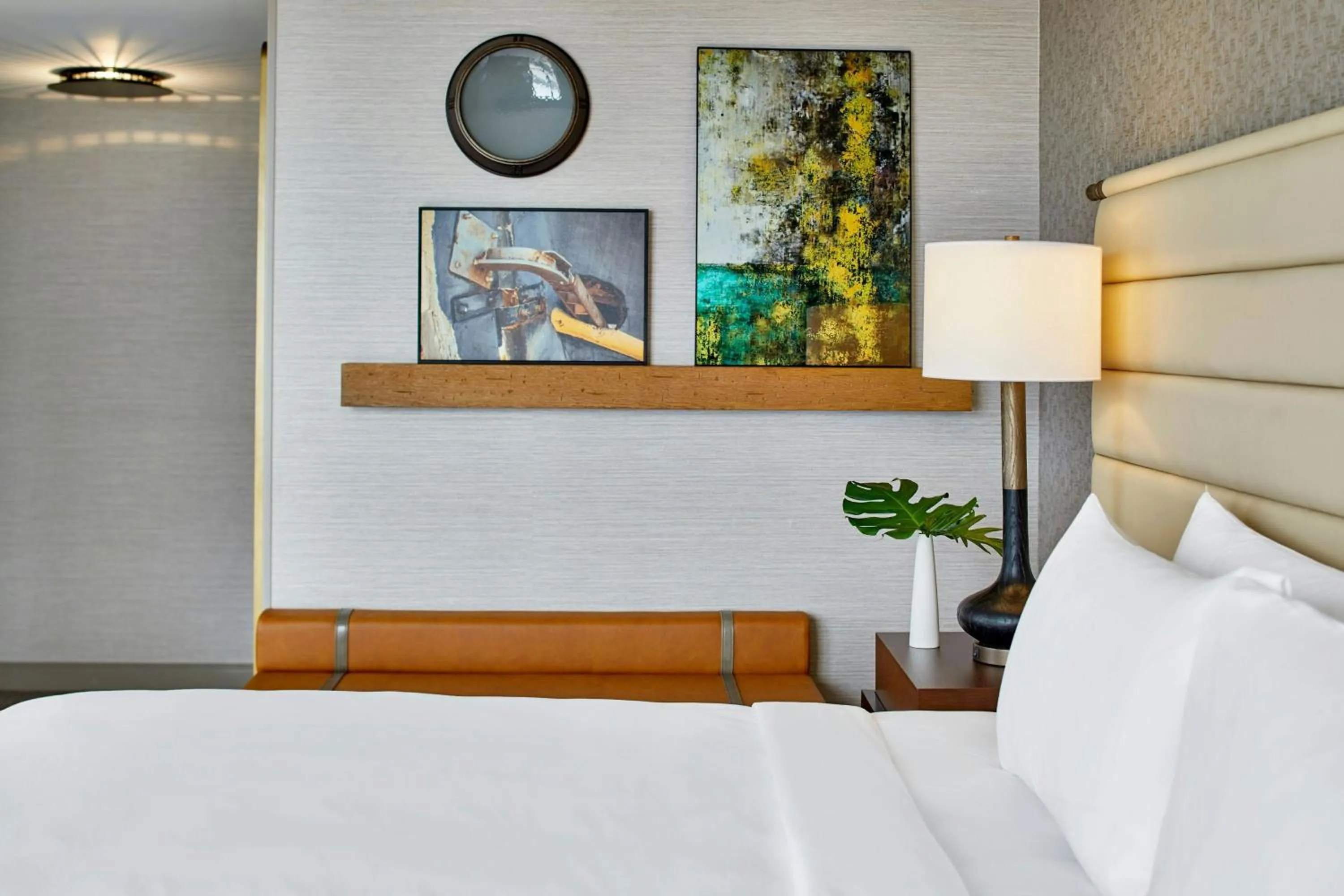 Photo of the whole room, Bed in Renaissance Mobile Riverview Plaza Hotel