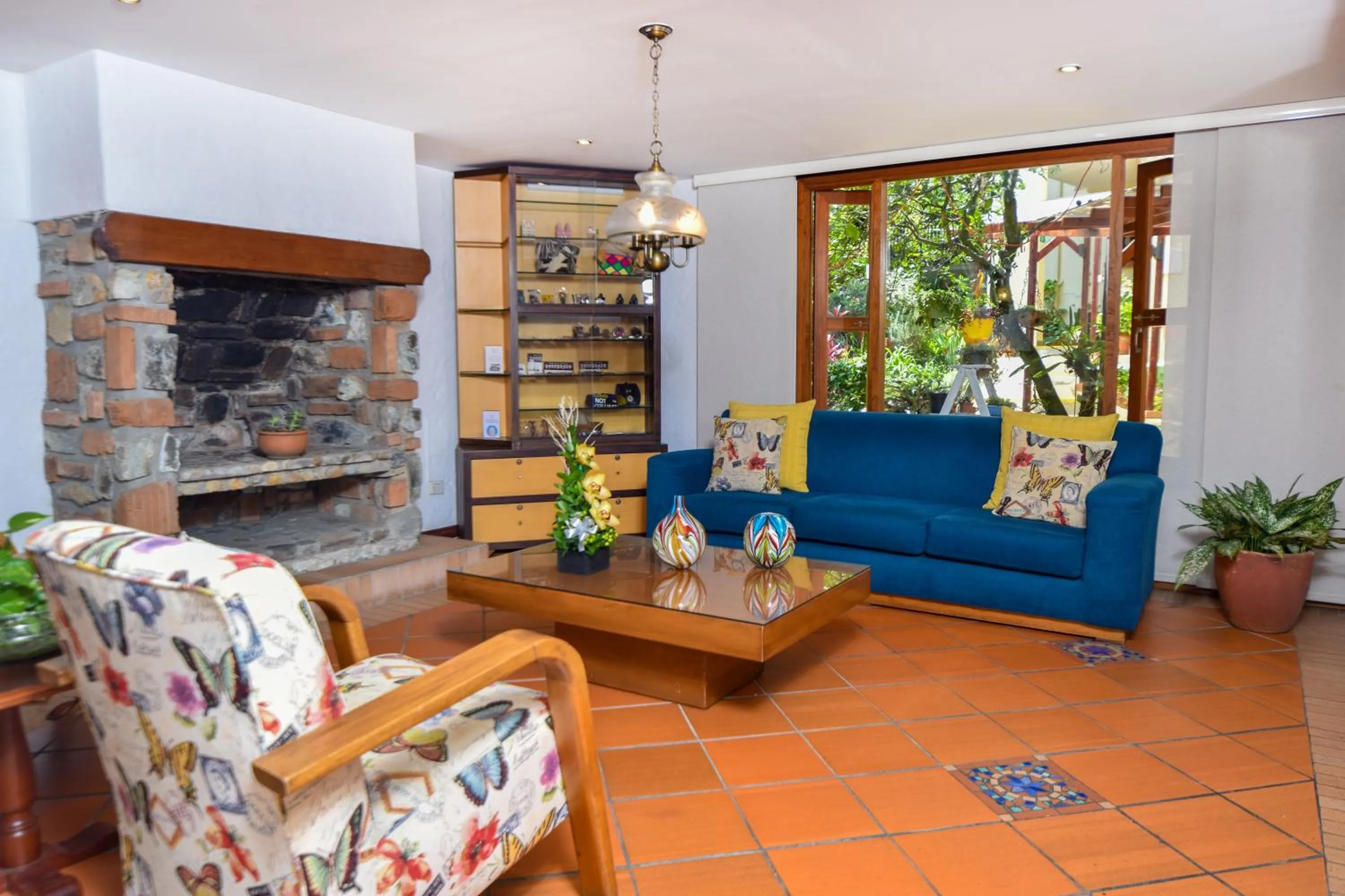 Communal lounge/ TV room in La Campana Hotel Boutique