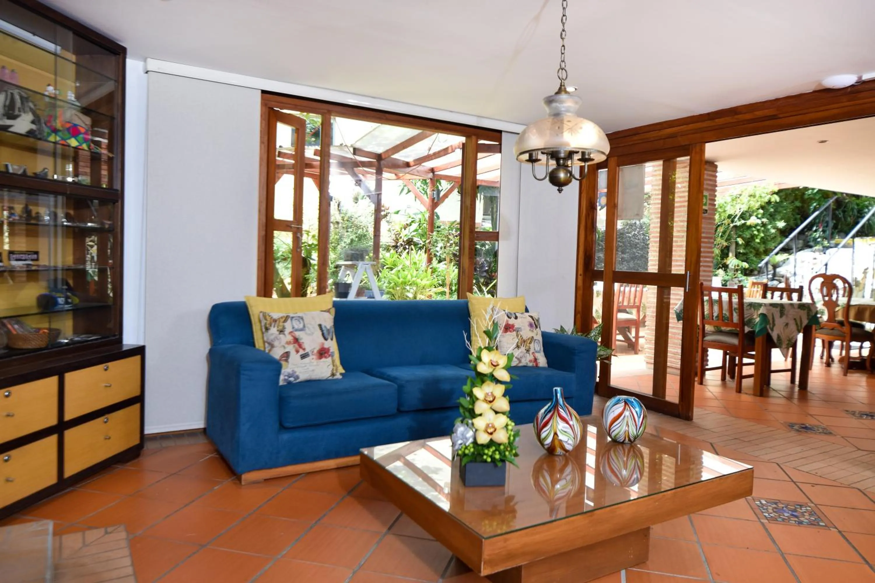 Communal lounge/ TV room in La Campana Hotel Boutique