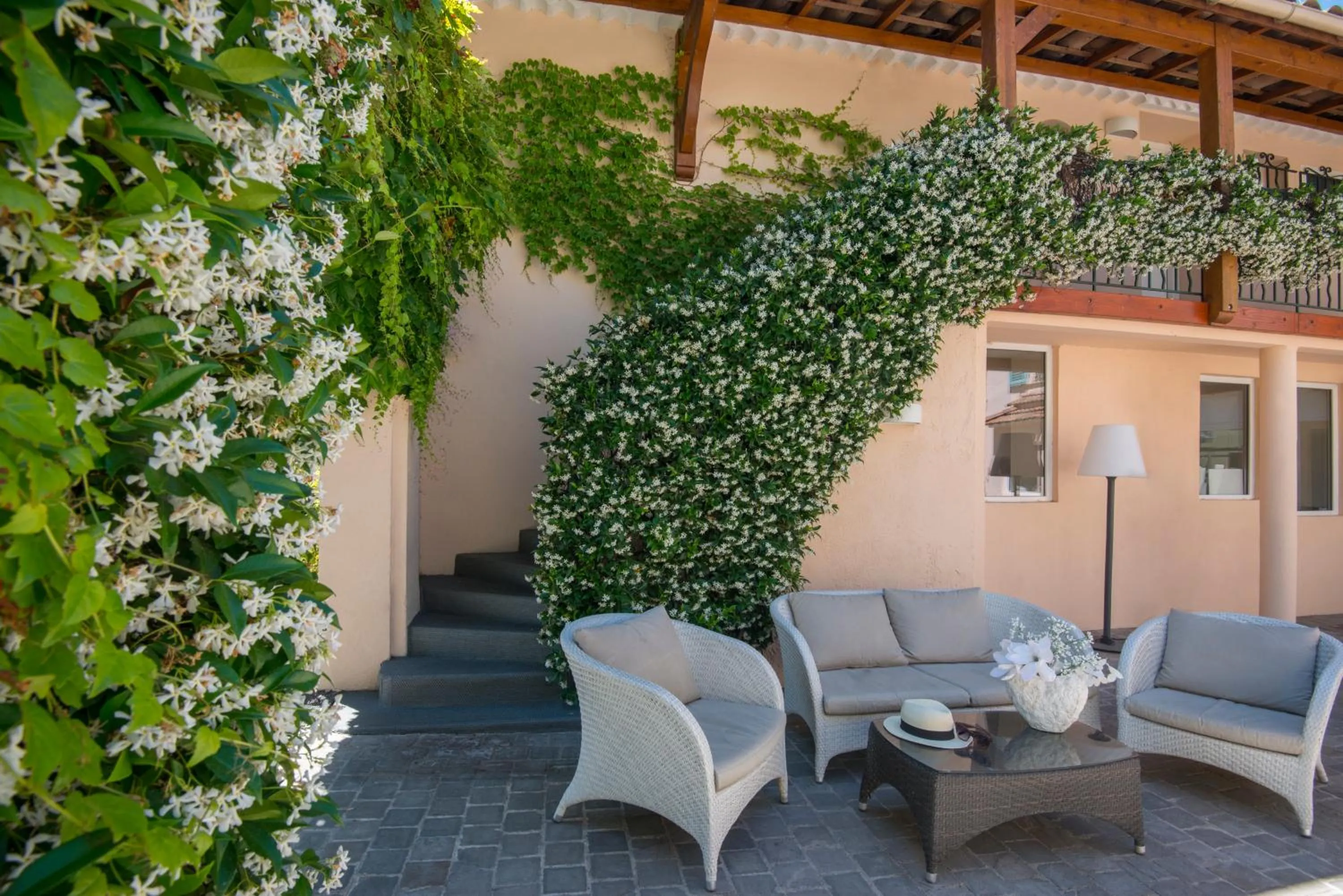 Patio in La Bastide de l'Oliveraie