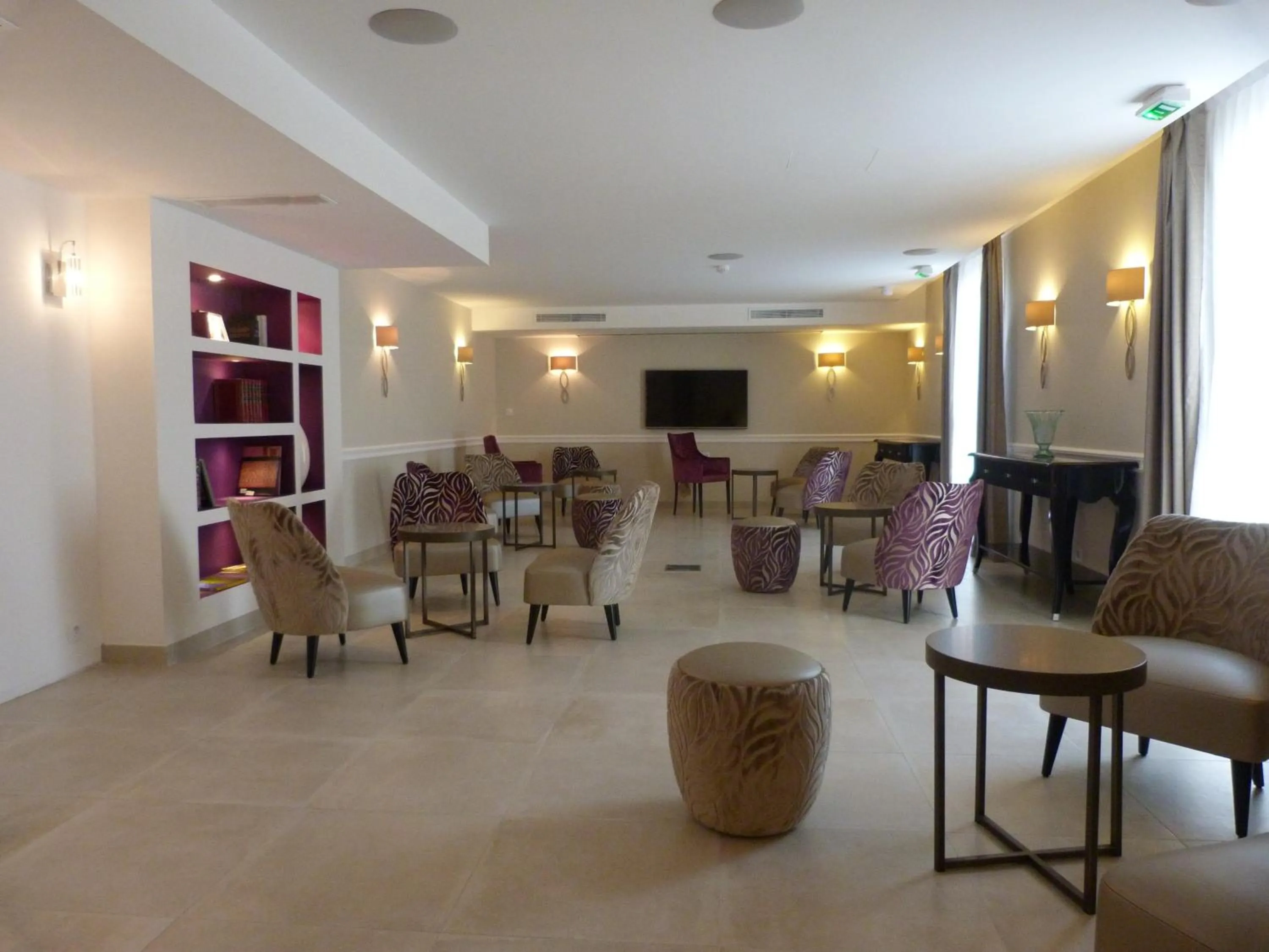 Lounge or bar in La Bastide de l'Oliveraie