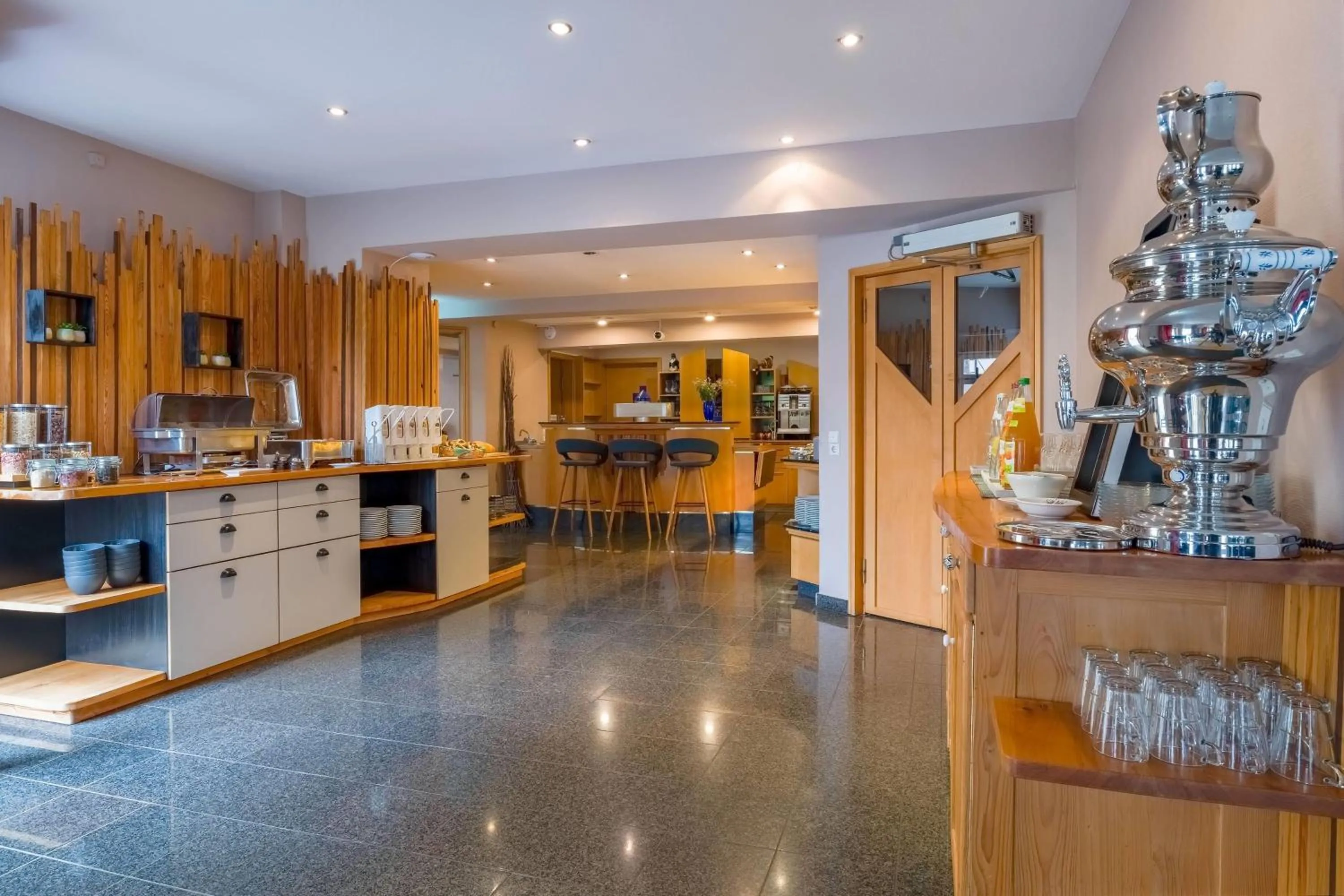 Restaurant/places to eat in Aspire Kronprinz, Trademark Collection by Wyndham