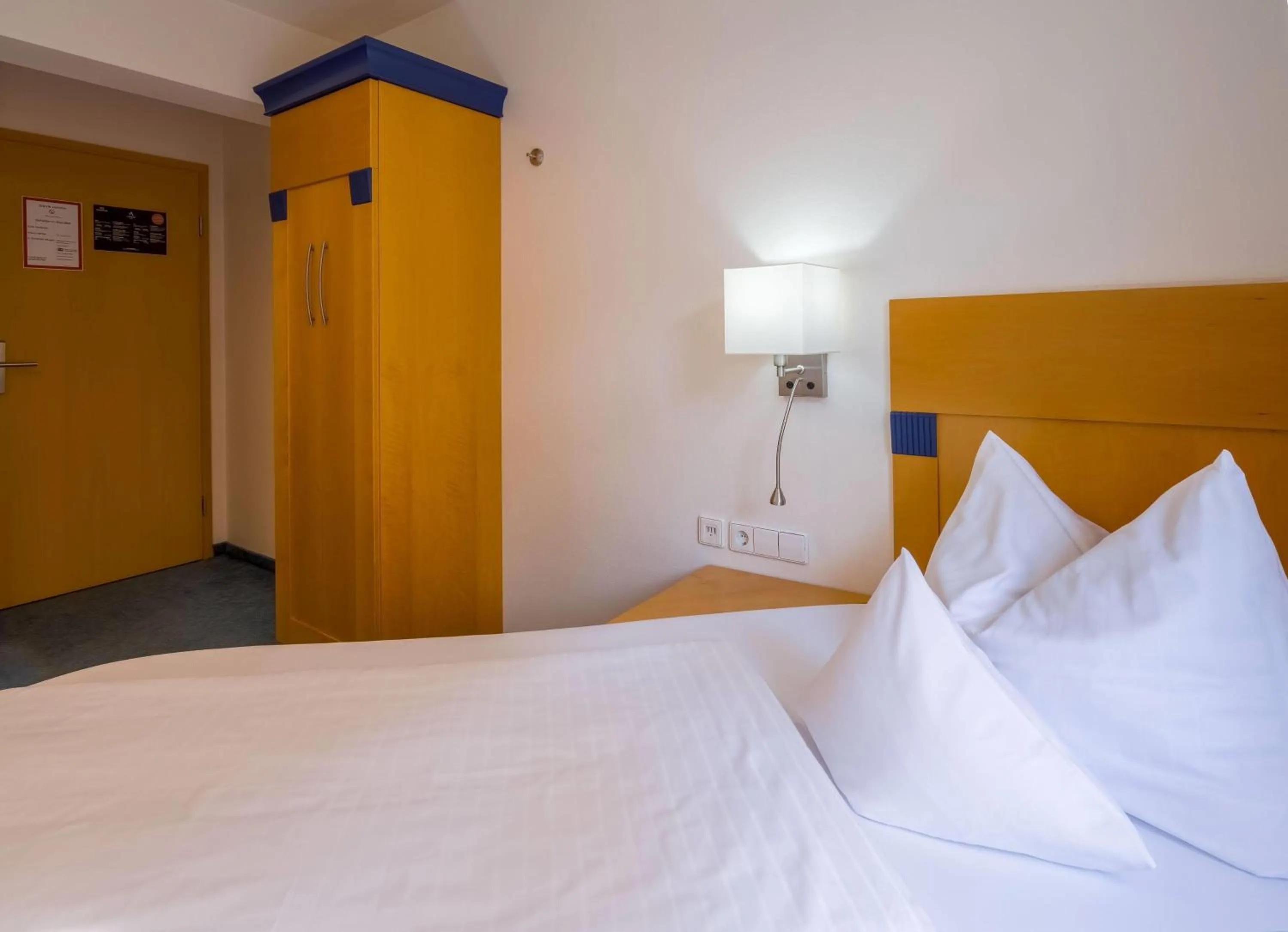 Photo of the whole room, Bed in Aspire Kronprinz, Trademark Collection by Wyndham