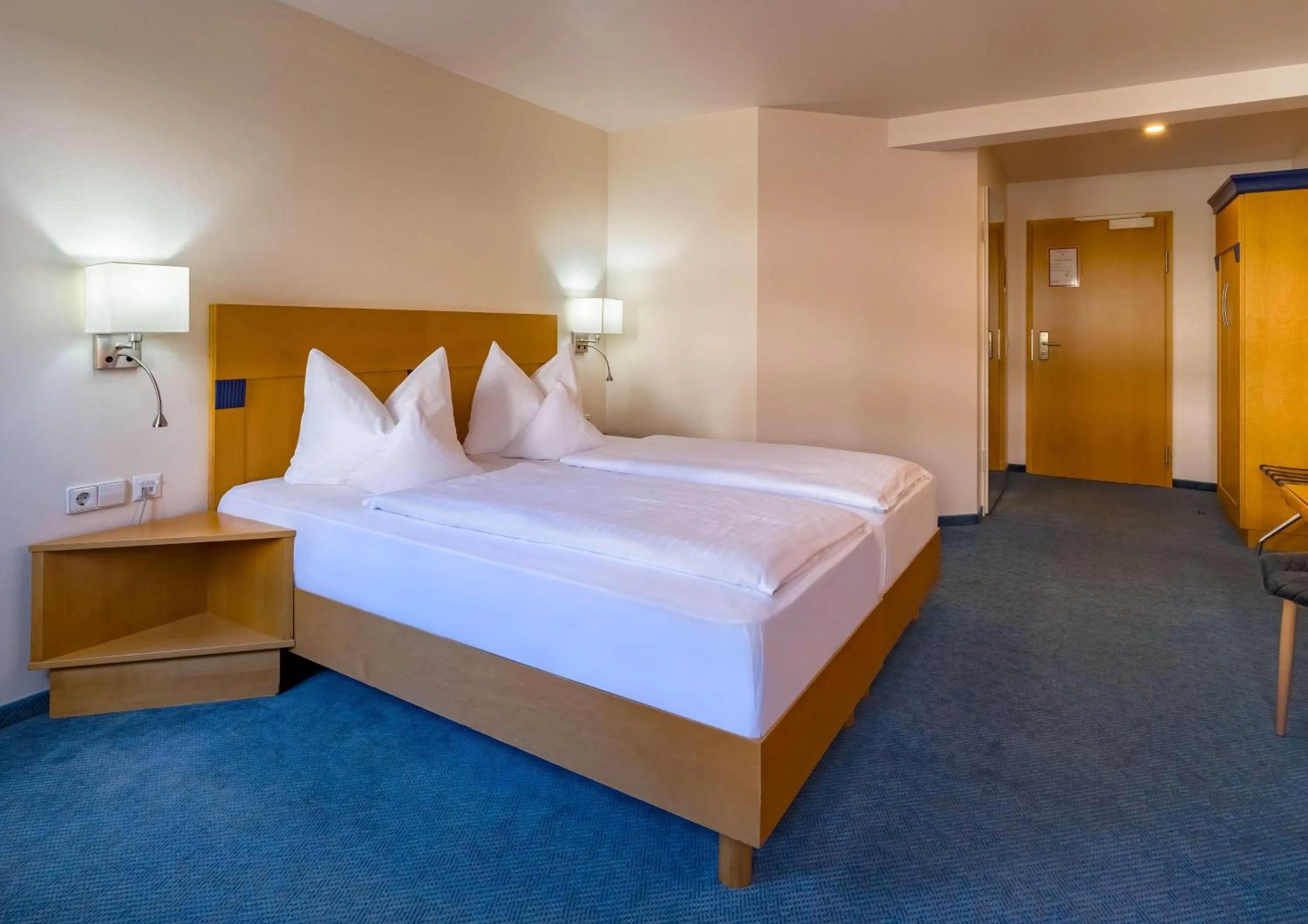 Photo of the whole room, Bed in Aspire Kronprinz, Trademark Collection by Wyndham