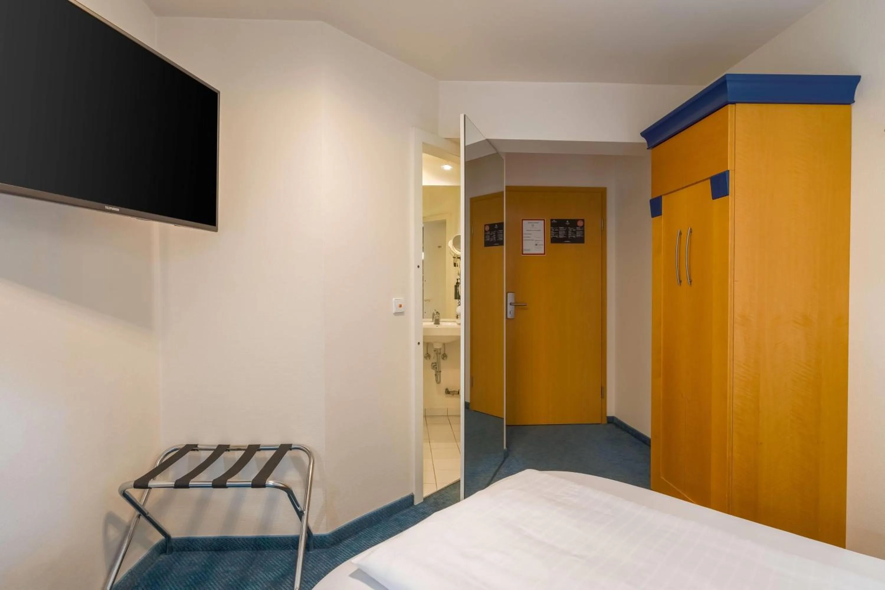 Photo of the whole room, Bed in Aspire Kronprinz, Trademark Collection by Wyndham