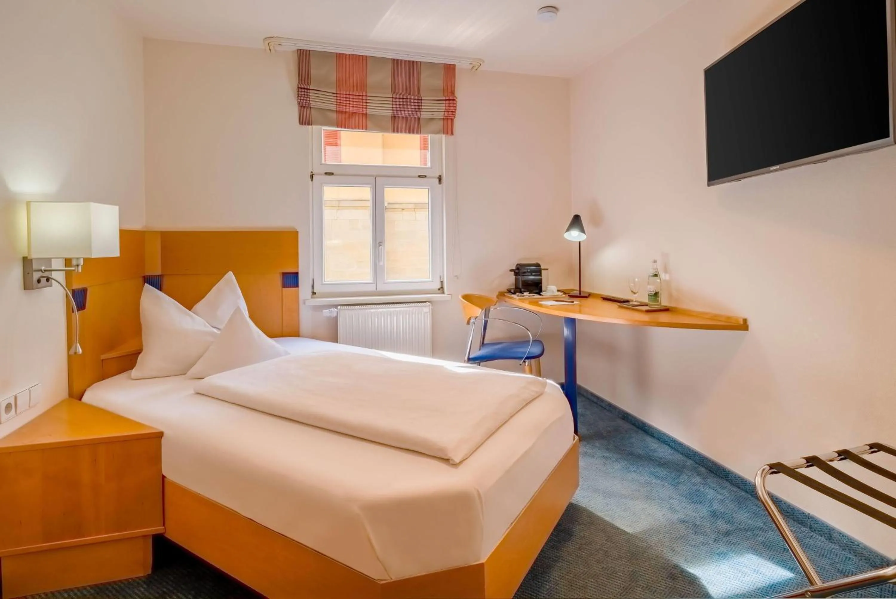 Photo of the whole room, Bed in Aspire Kronprinz, Trademark Collection by Wyndham