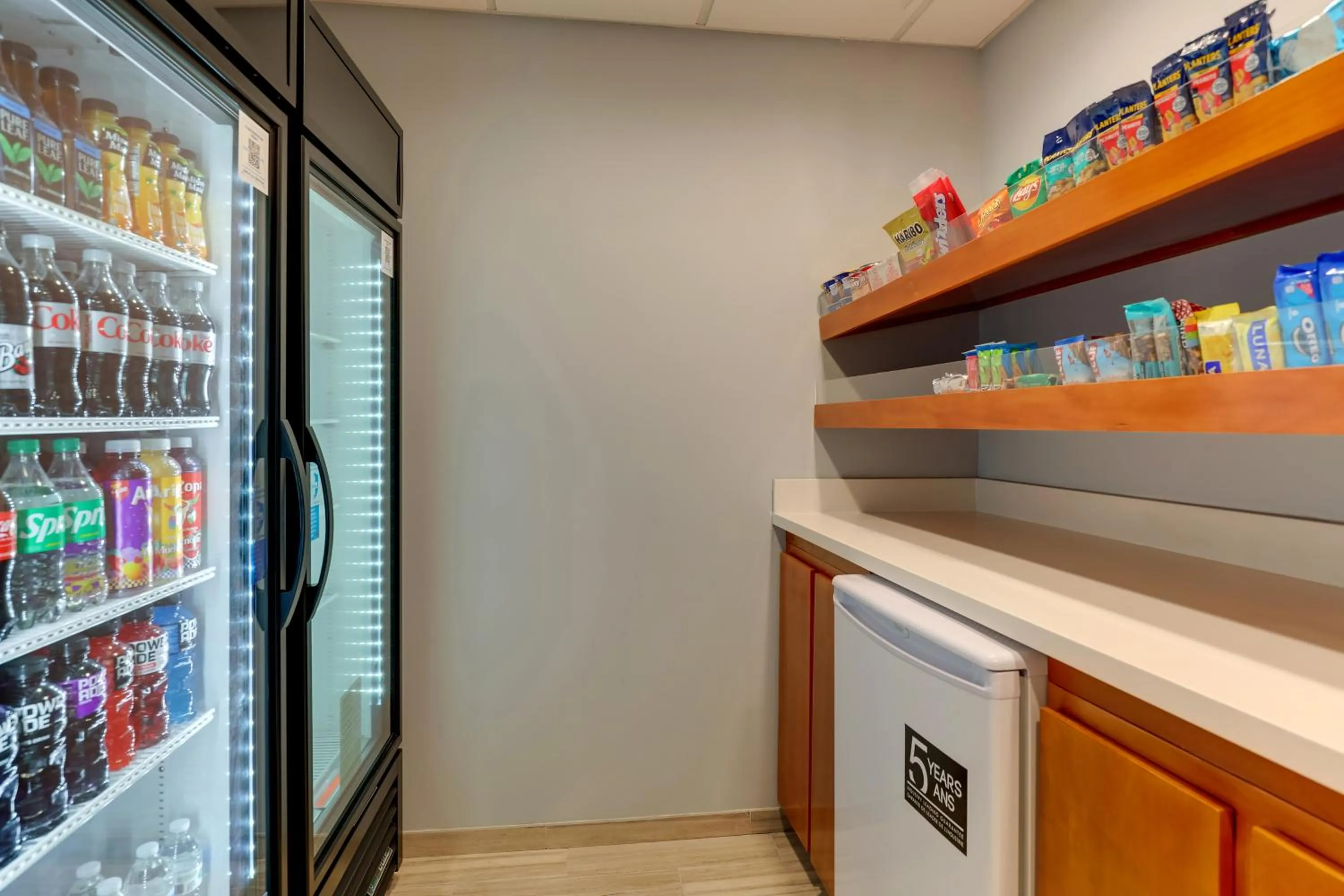 Supermarket/grocery shop in Holiday Inn Express Kenner - New Orleans Airport by IHG