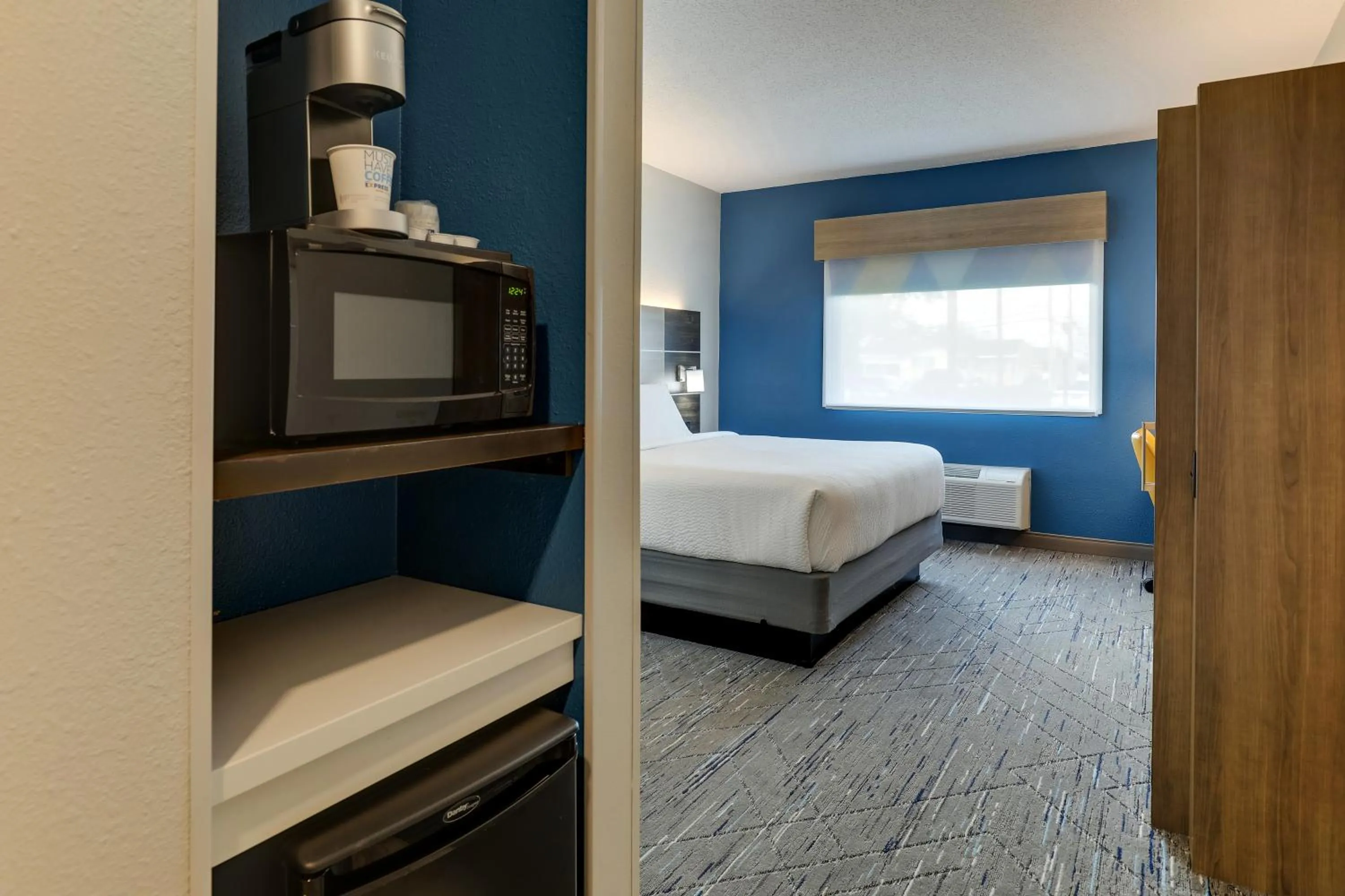 Bedroom, Bed in Holiday Inn Express Kenner - New Orleans Airport by IHG