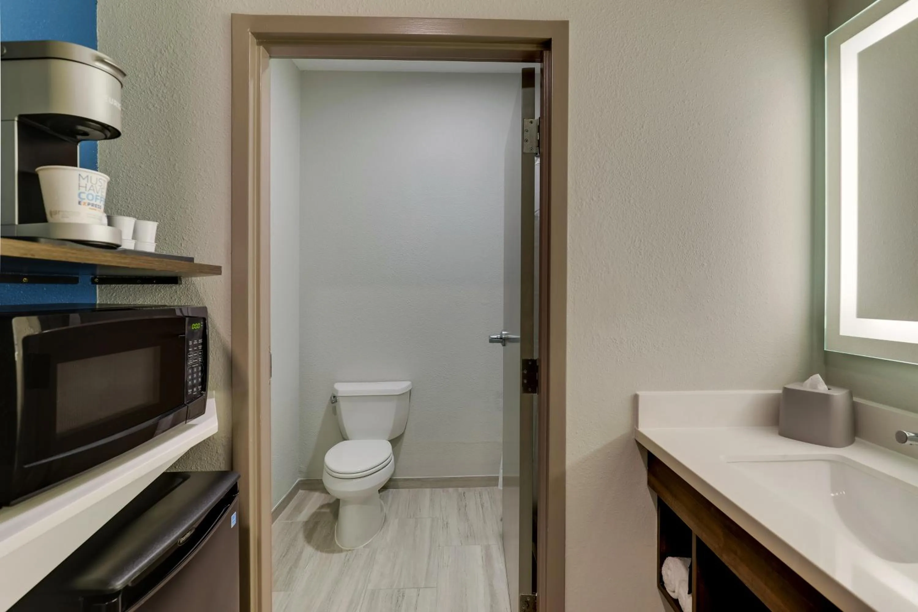 Bathroom in Holiday Inn Express Kenner - New Orleans Airport by IHG