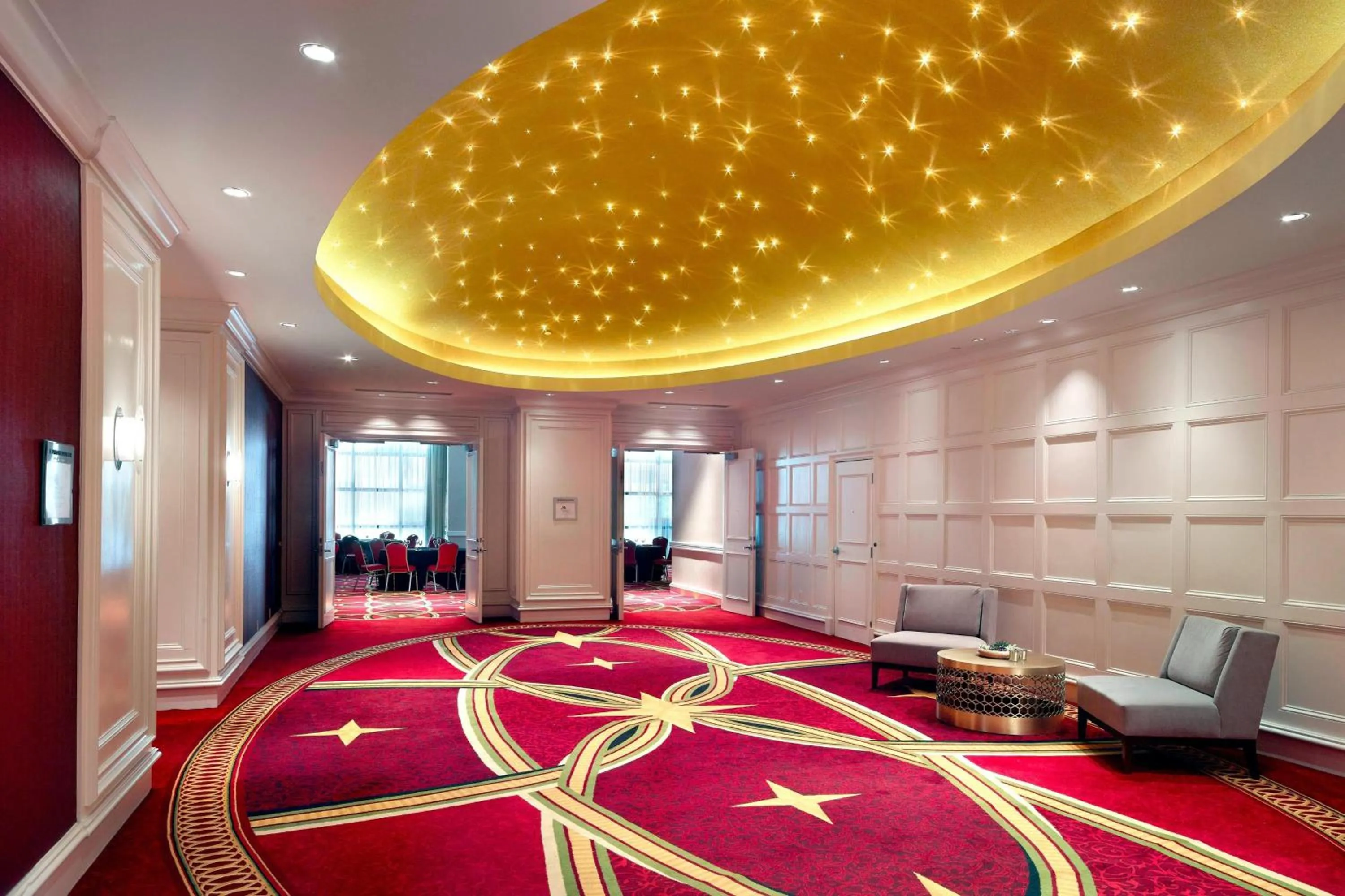 Meeting/conference room, Bed in New Orleans Marriott Metairie At Lakeway