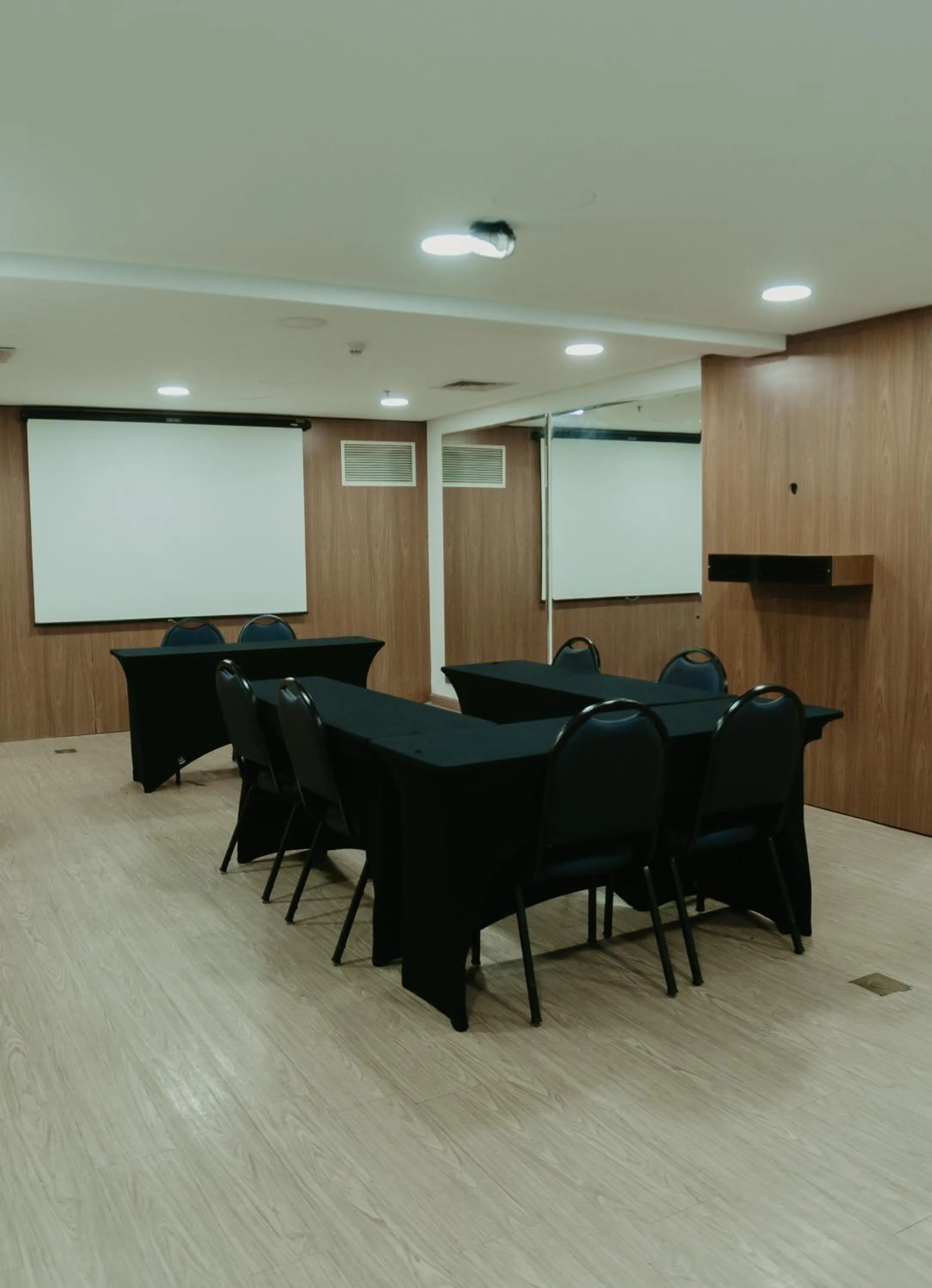 Meeting/conference room in Slaviero Hotel Porto Alegre Moinhos