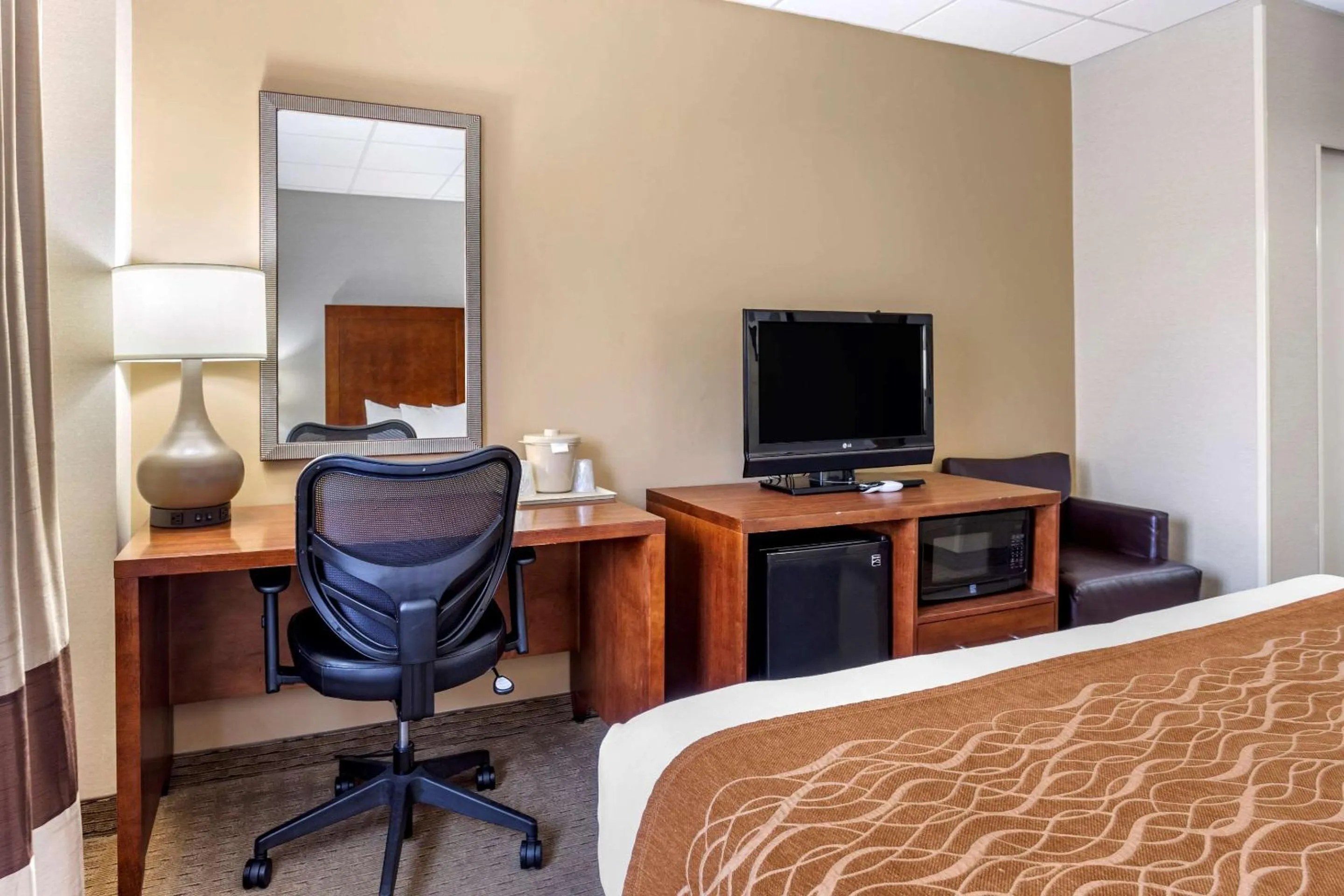 Photo of the whole room, Bed in Comfort Inn Syosset-Long Island