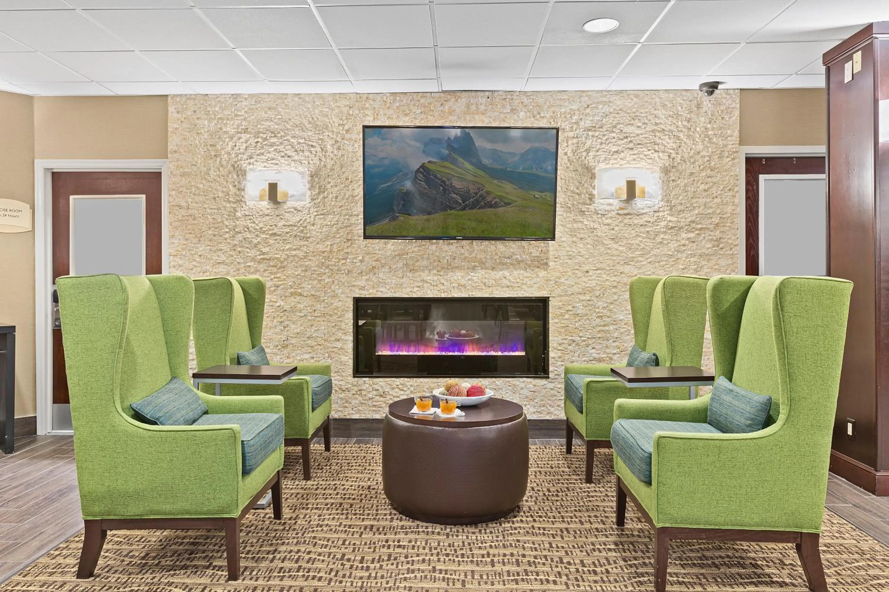 Seating area in Comfort Inn Syosset-Long Island
