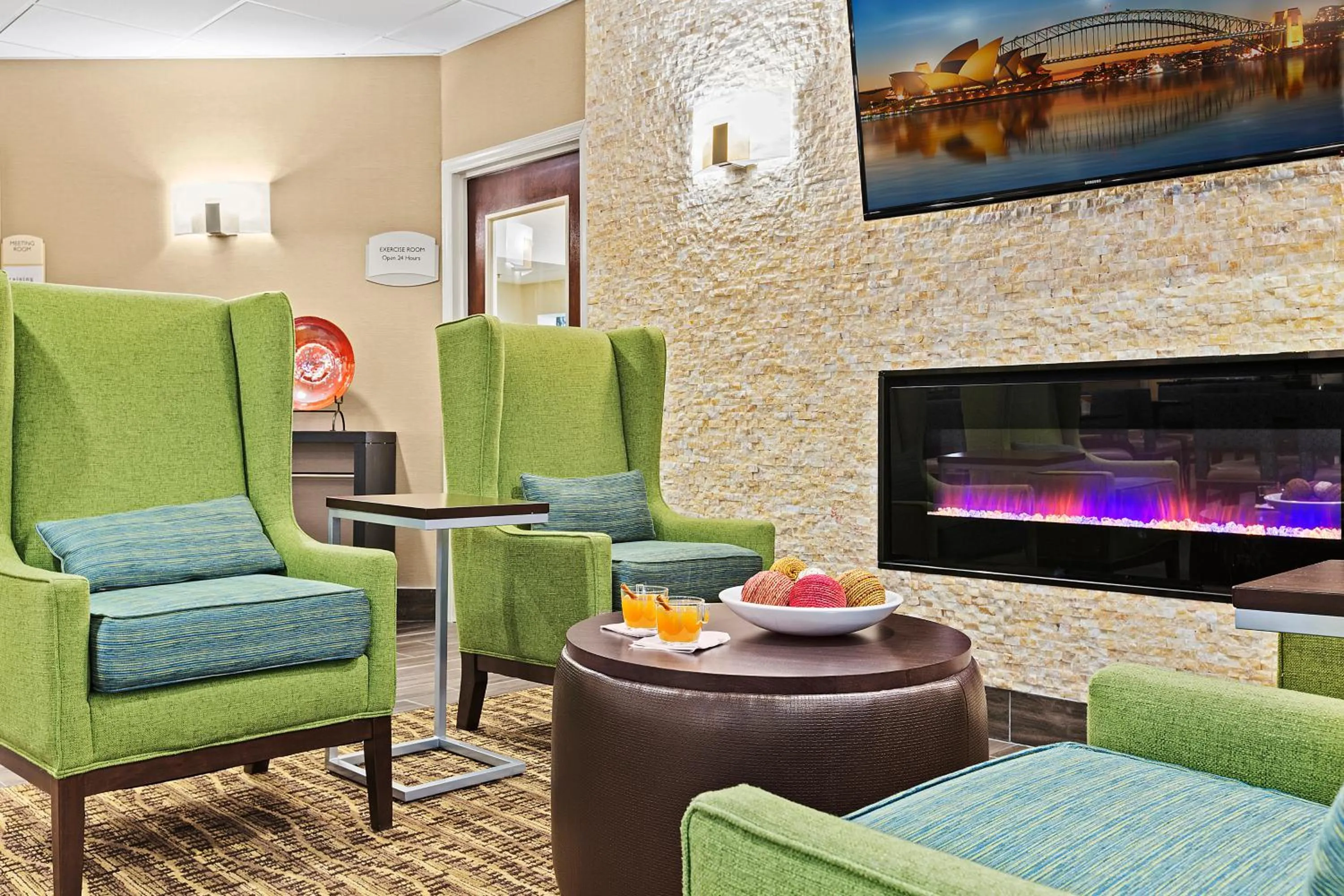 Seating area in Comfort Inn Syosset-Long Island