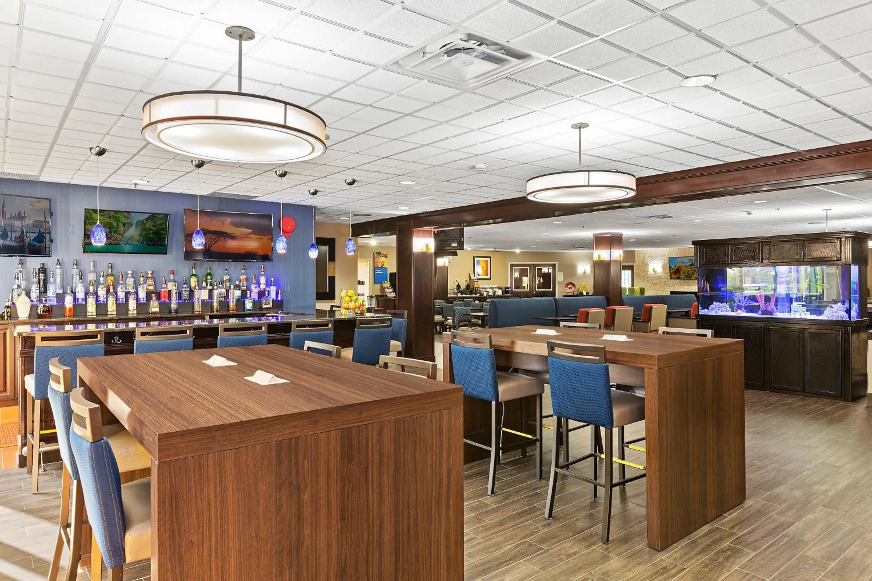 Lounge or bar in Comfort Inn Syosset-Long Island