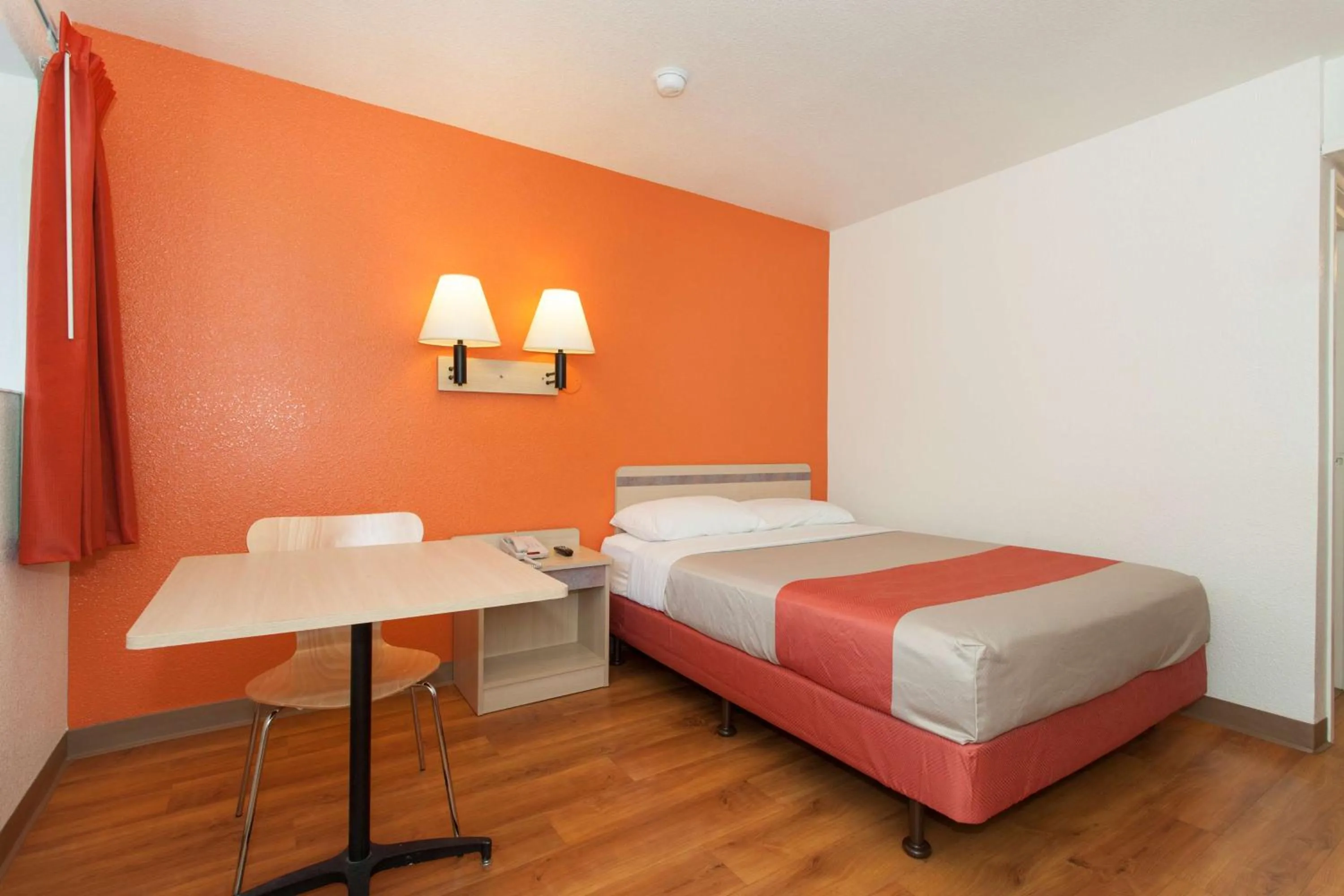 Seating area, Bed in Hi - Wheel Flats