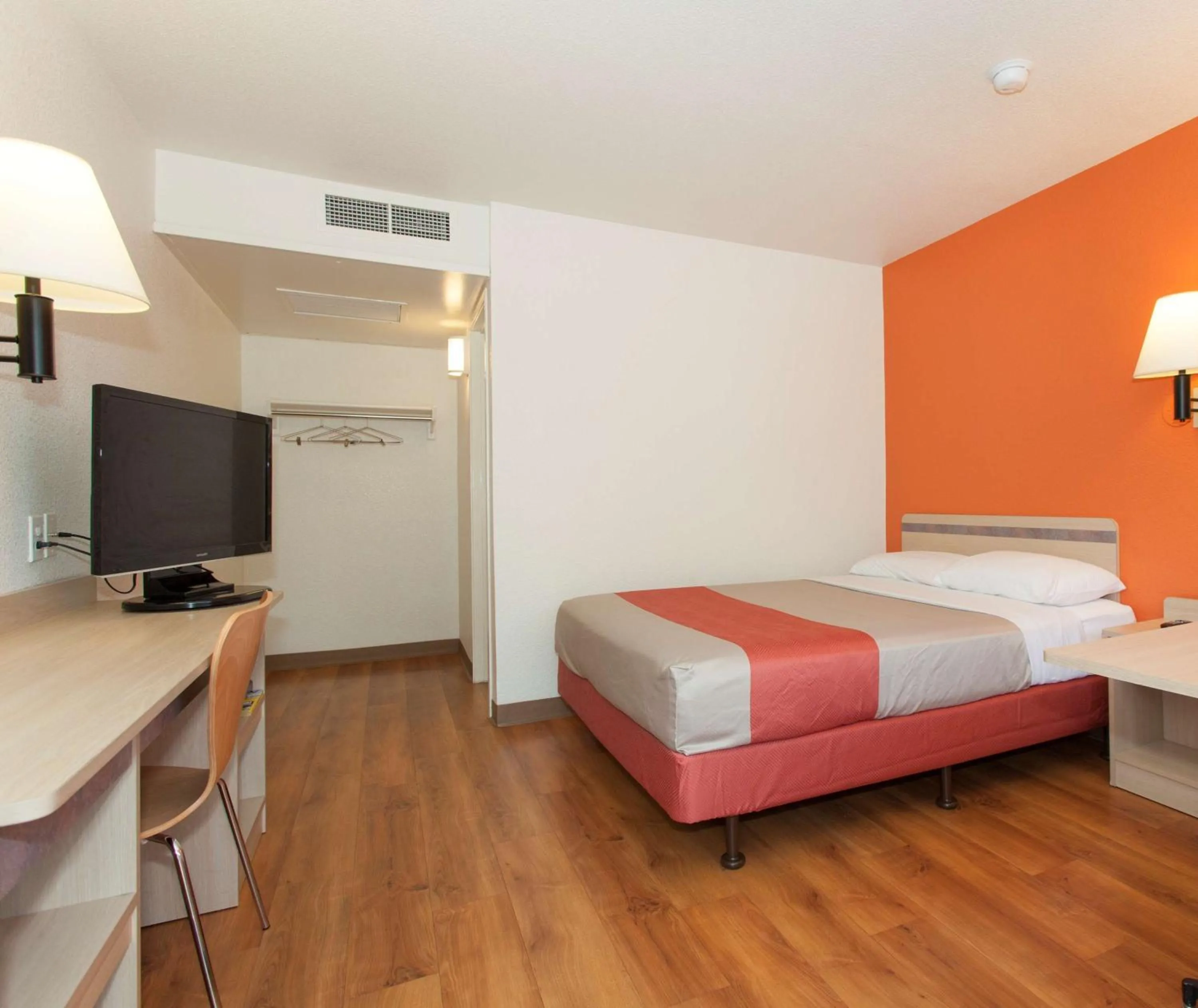 Bedroom, Bed in Hi - Wheel Flats