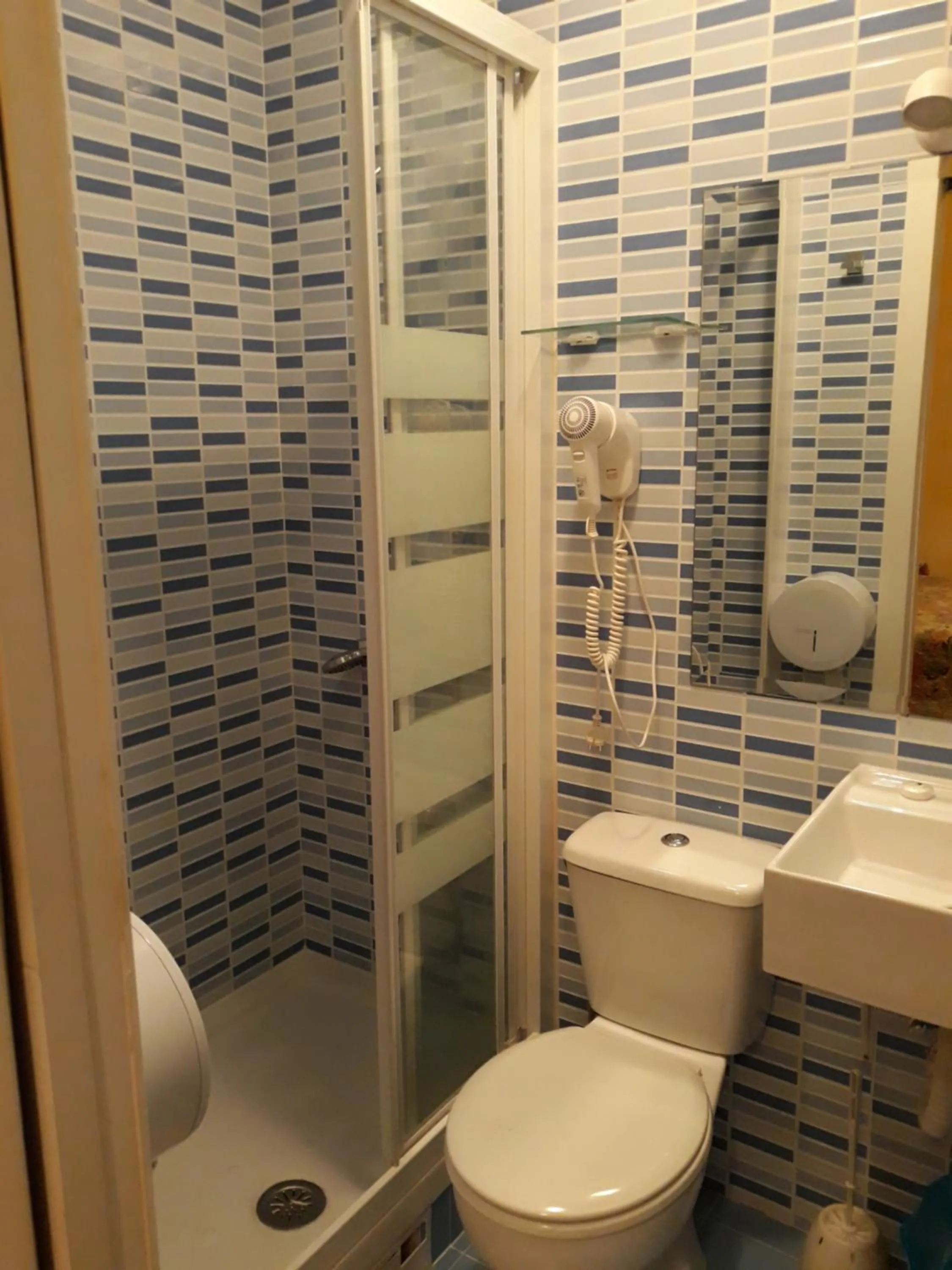 Shower in Hostal Fuentesol