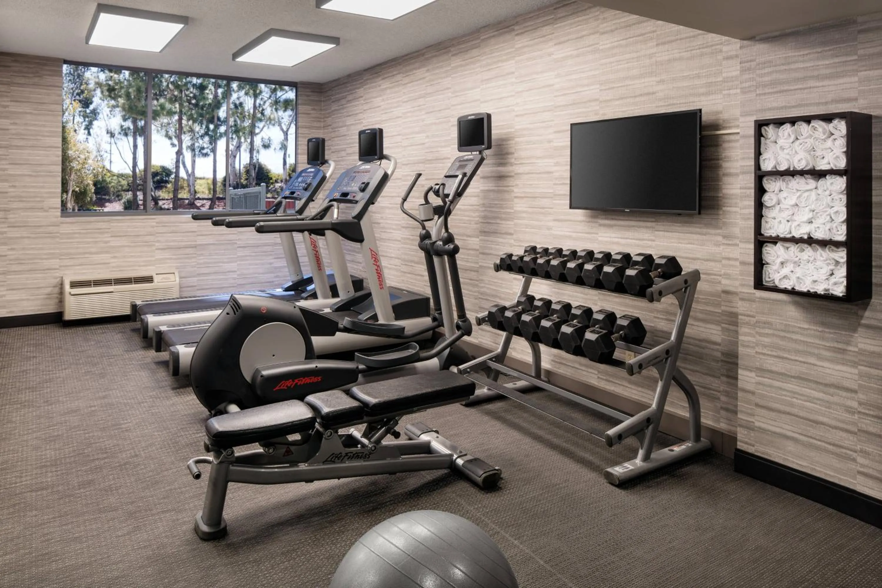 Fitness centre/facilities in Courtyard by Marriott Richmond Berkeley