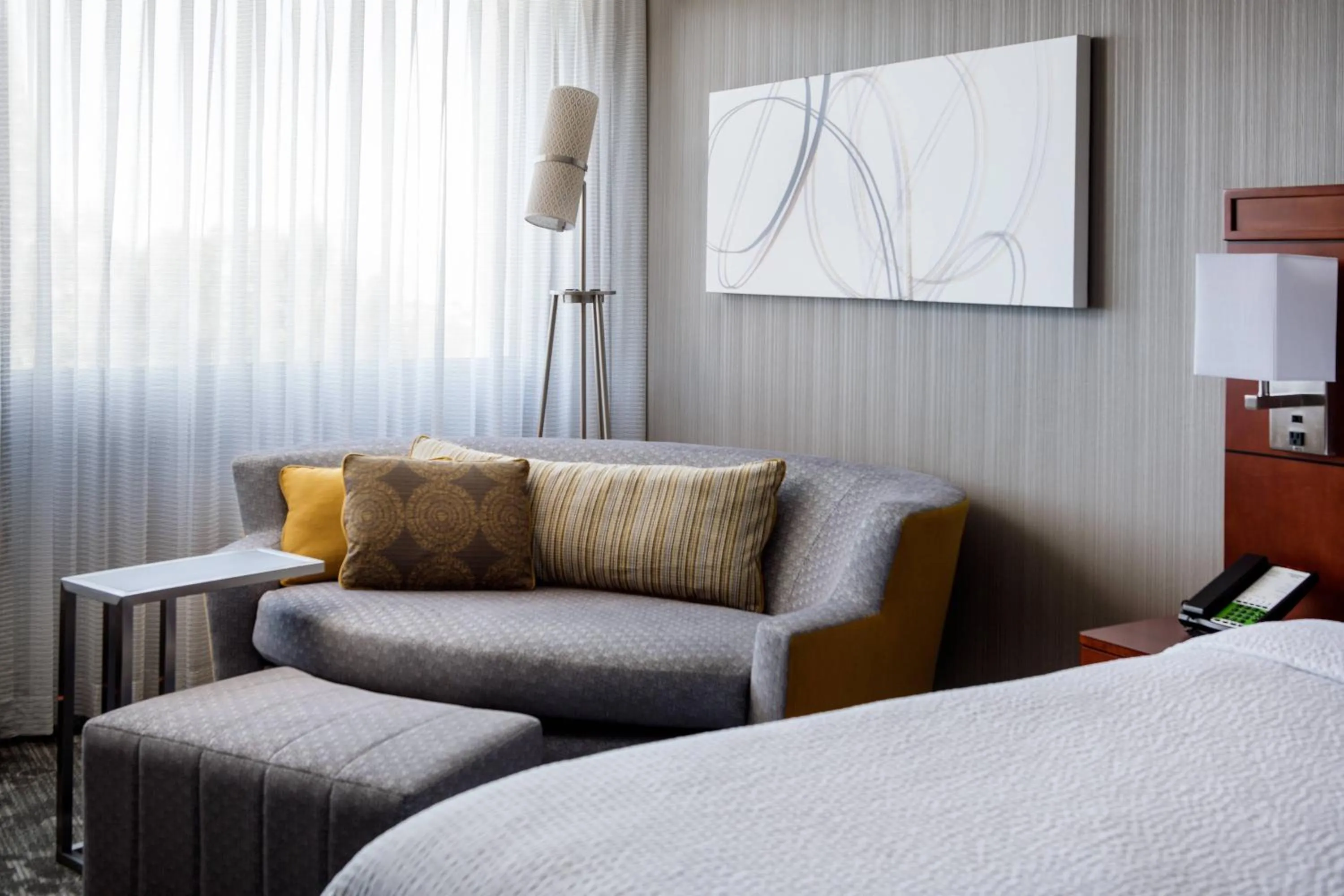 Photo of the whole room, Bed in Courtyard by Marriott Richmond Berkeley