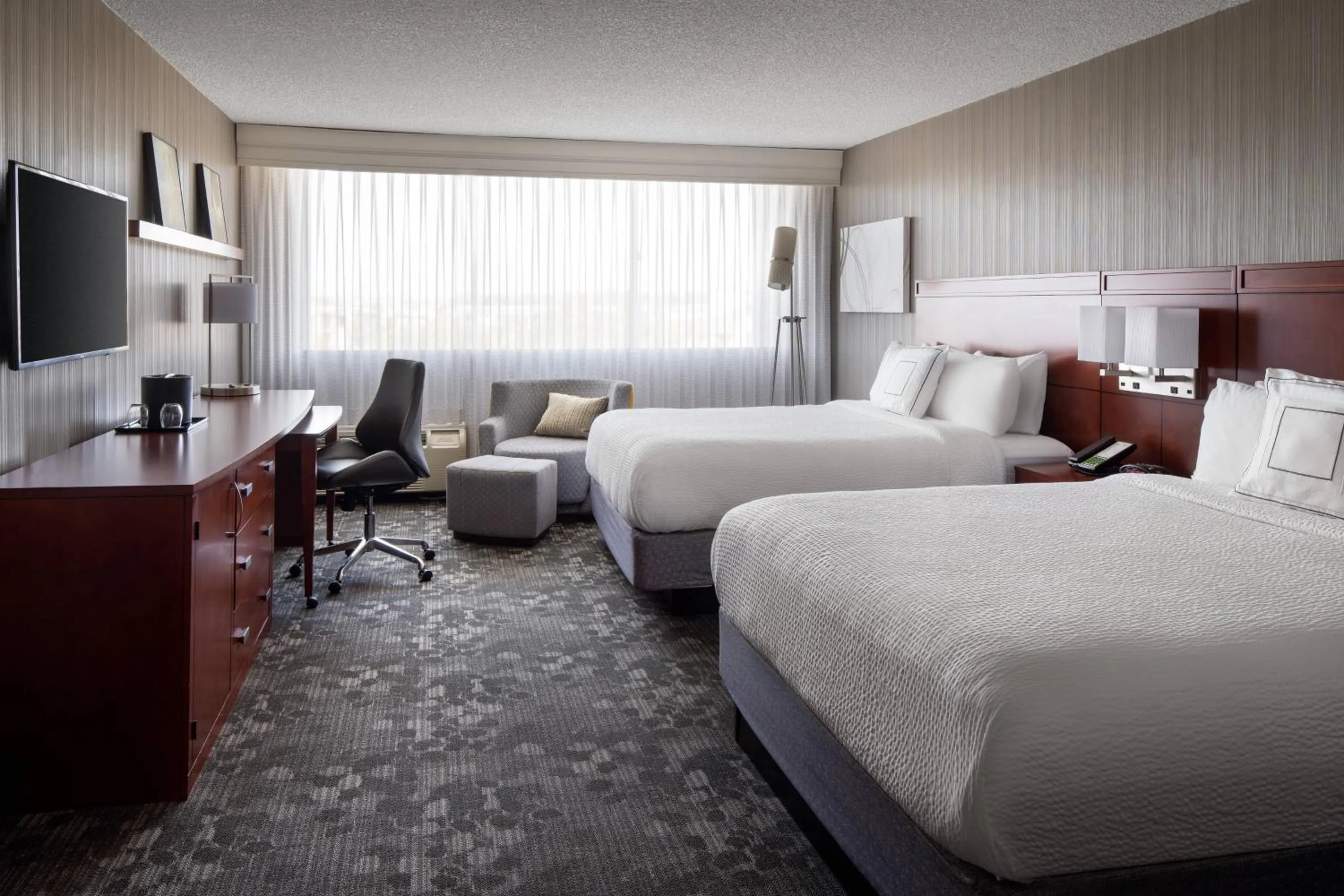 Photo of the whole room, Bed in Courtyard by Marriott Richmond Berkeley