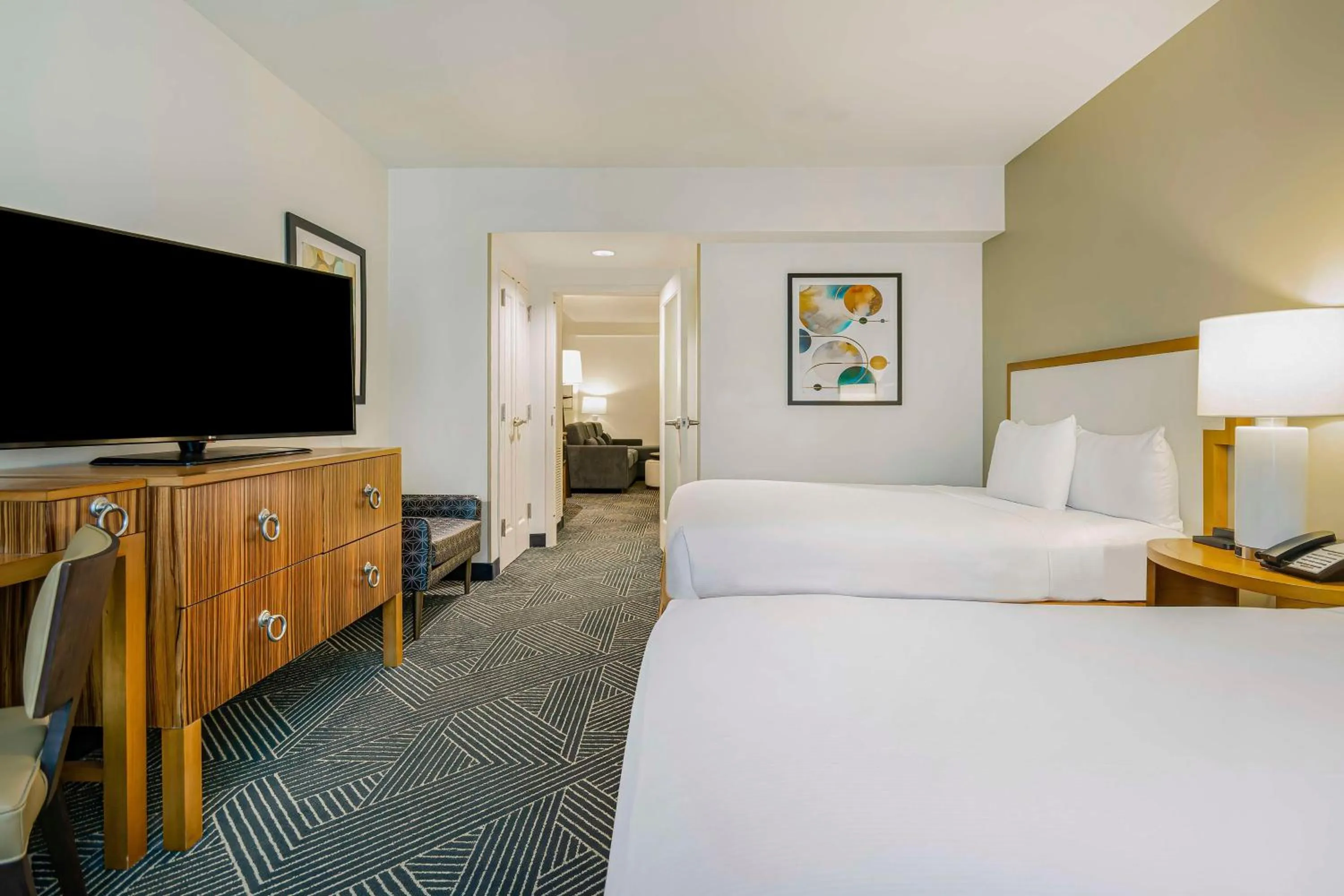 Bed in Embassy Suites Houston - Downtown