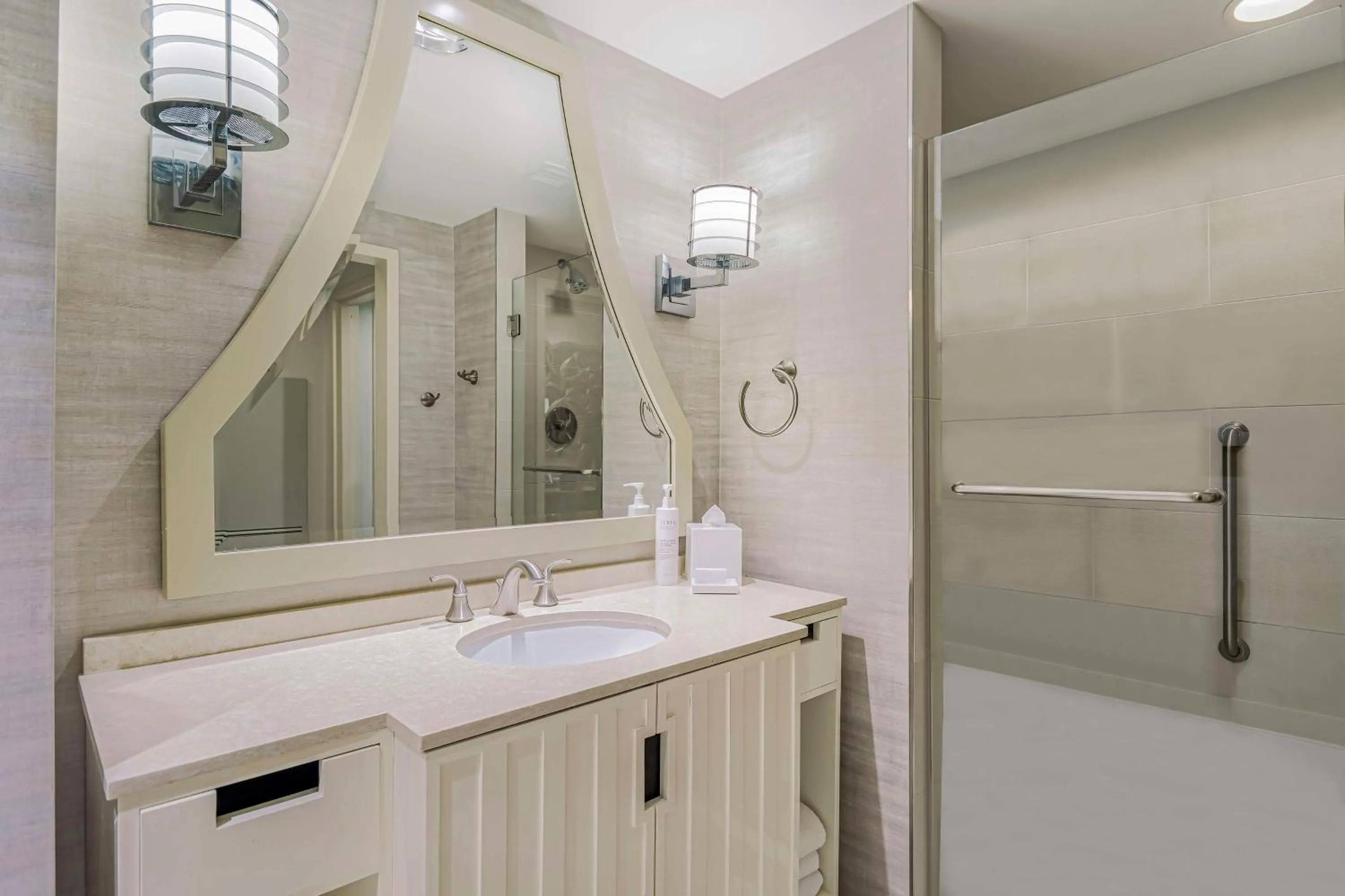 Bathroom in Embassy Suites Houston - Downtown