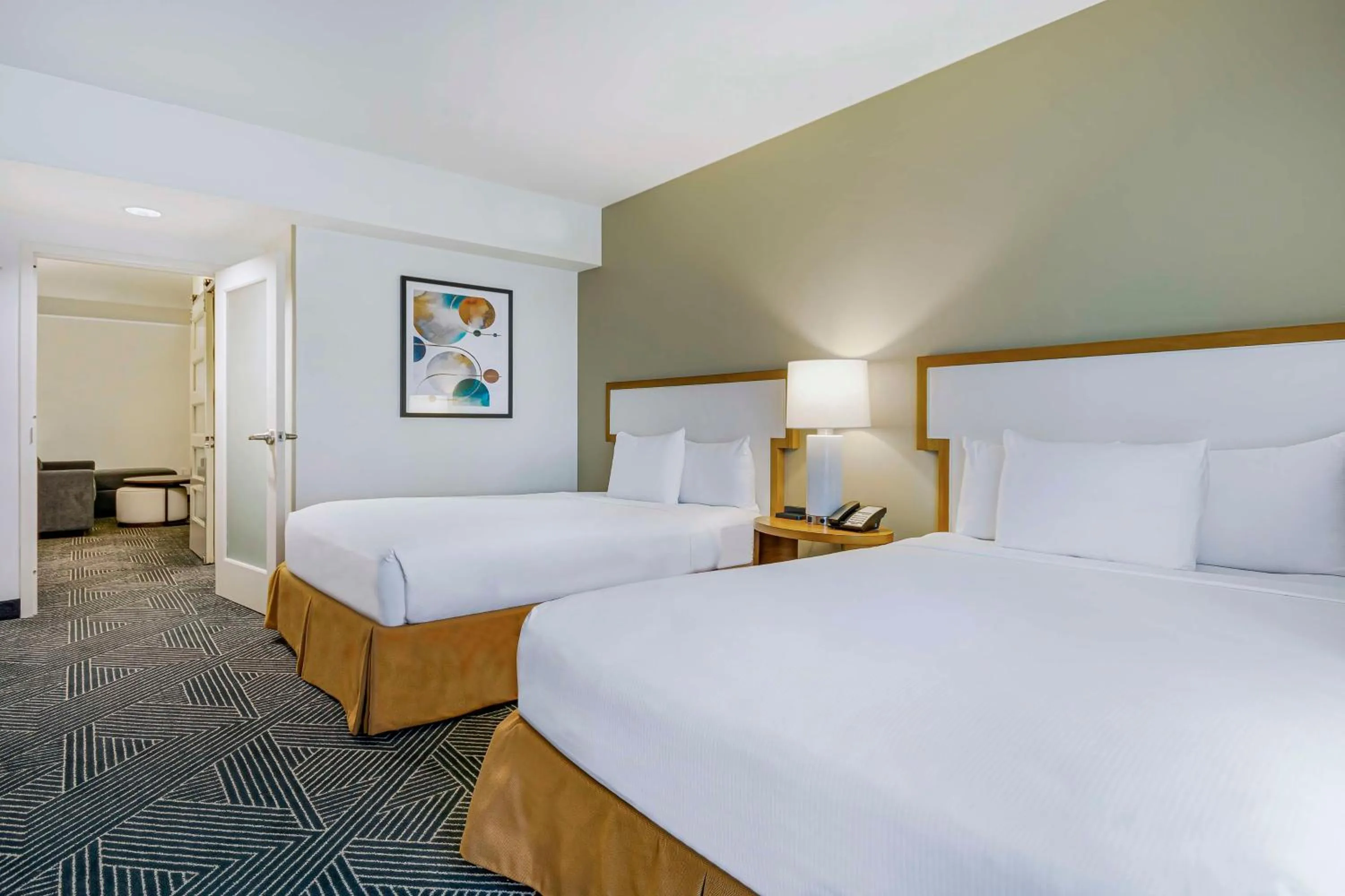 Bed in Embassy Suites Houston - Downtown