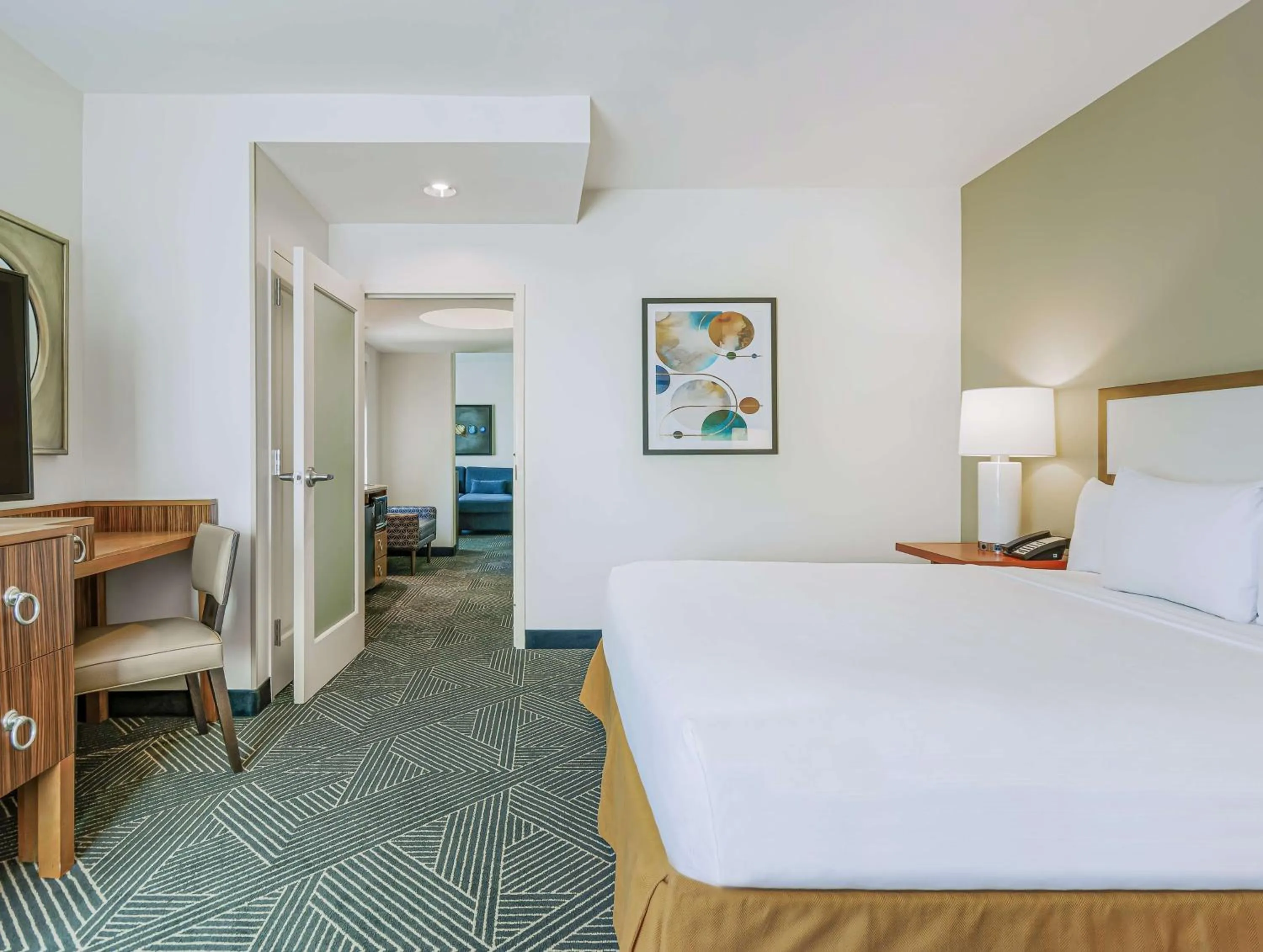 Bed in Embassy Suites Houston - Downtown