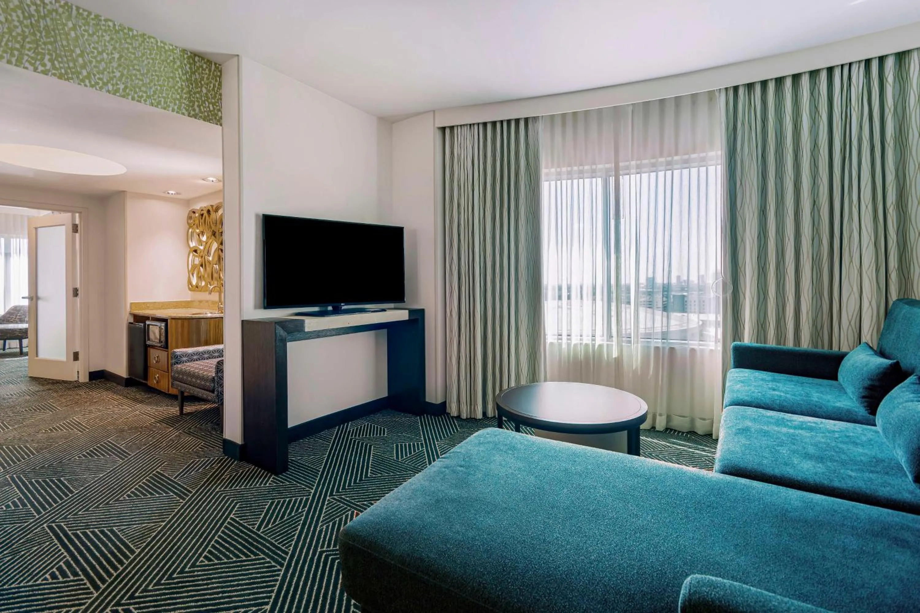 Living room in Embassy Suites Houston - Downtown