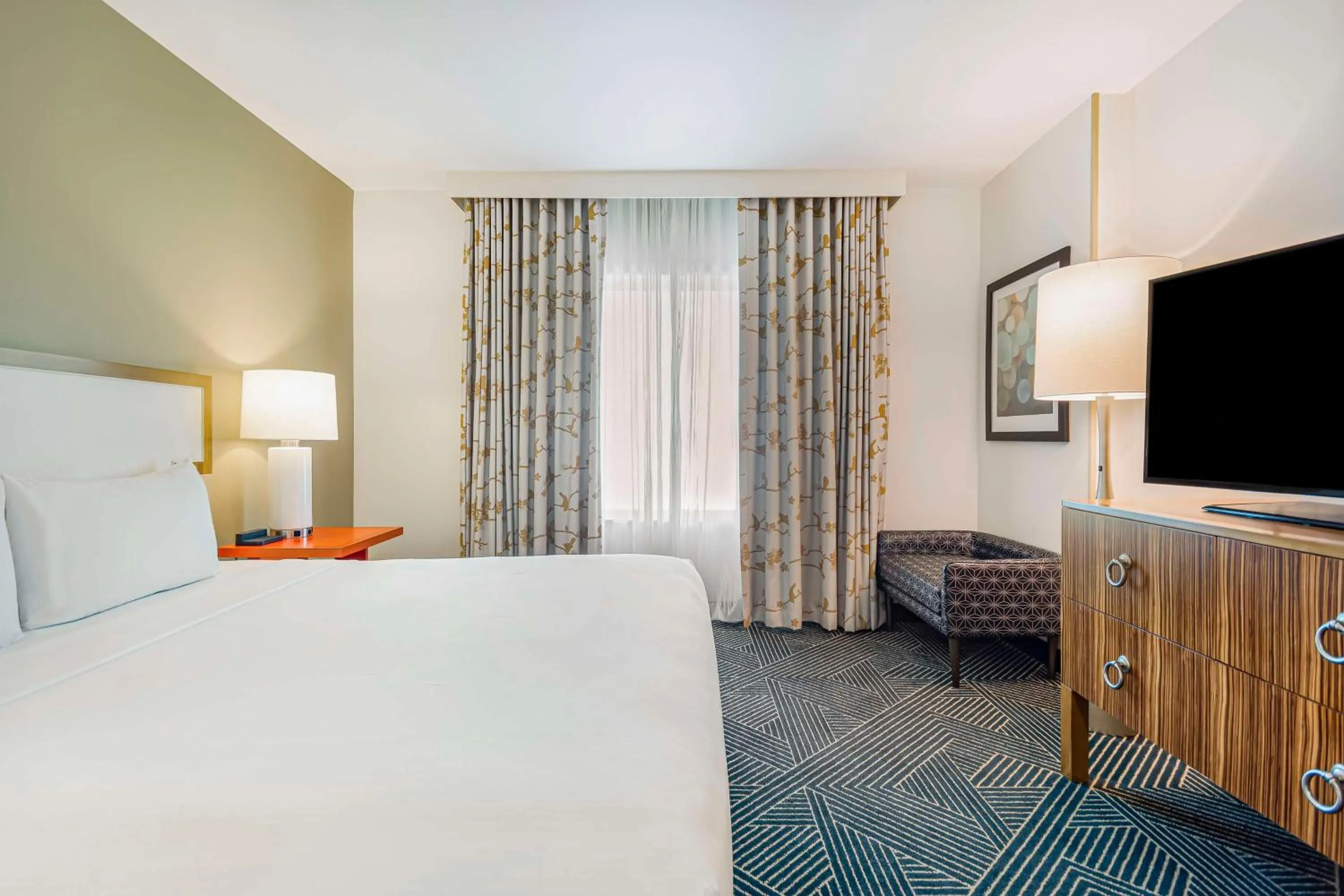 Bed in Embassy Suites Houston - Downtown