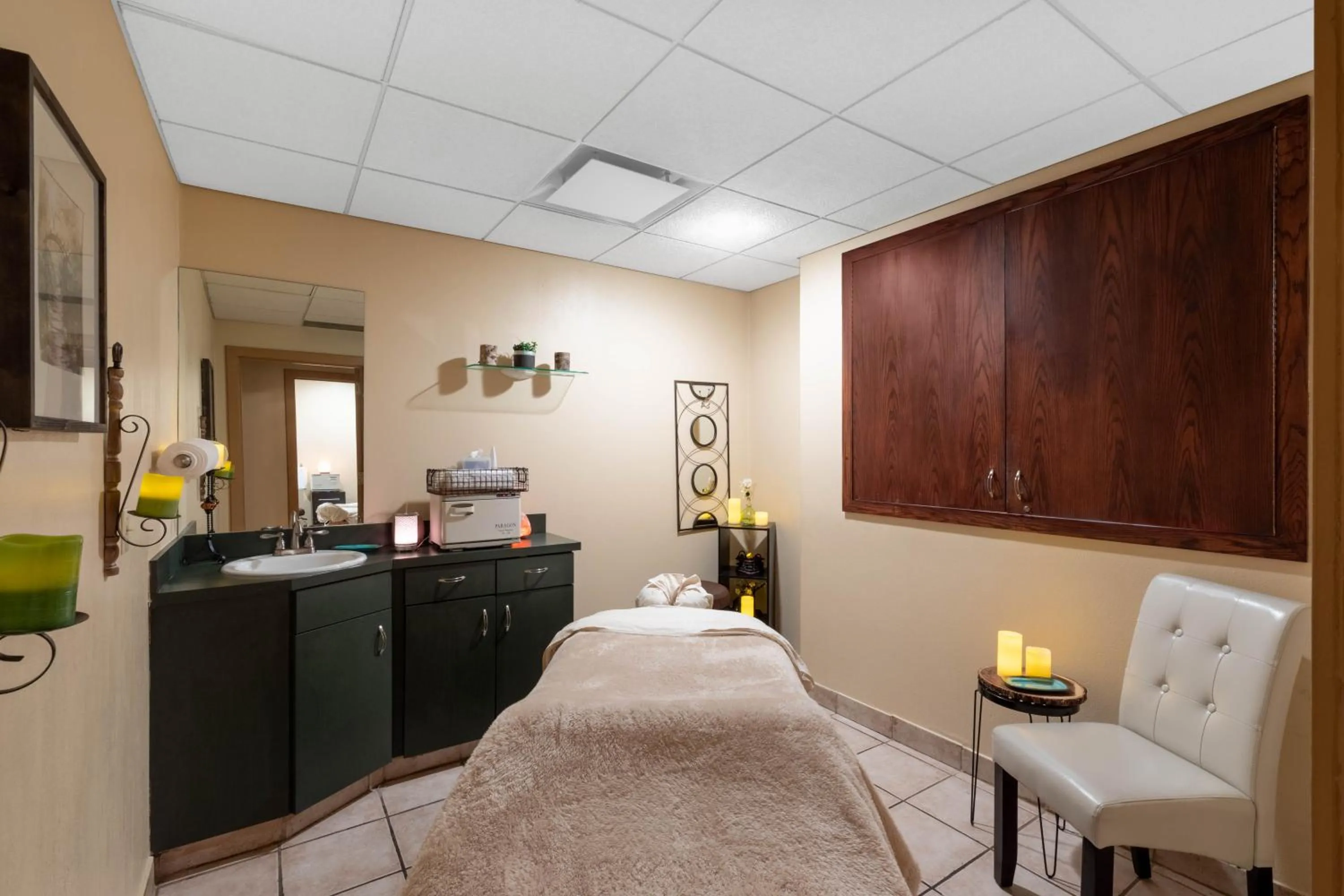 Spa and wellness centre/facilities, Bed in Wyndham Grand Oklahoma City Downtown