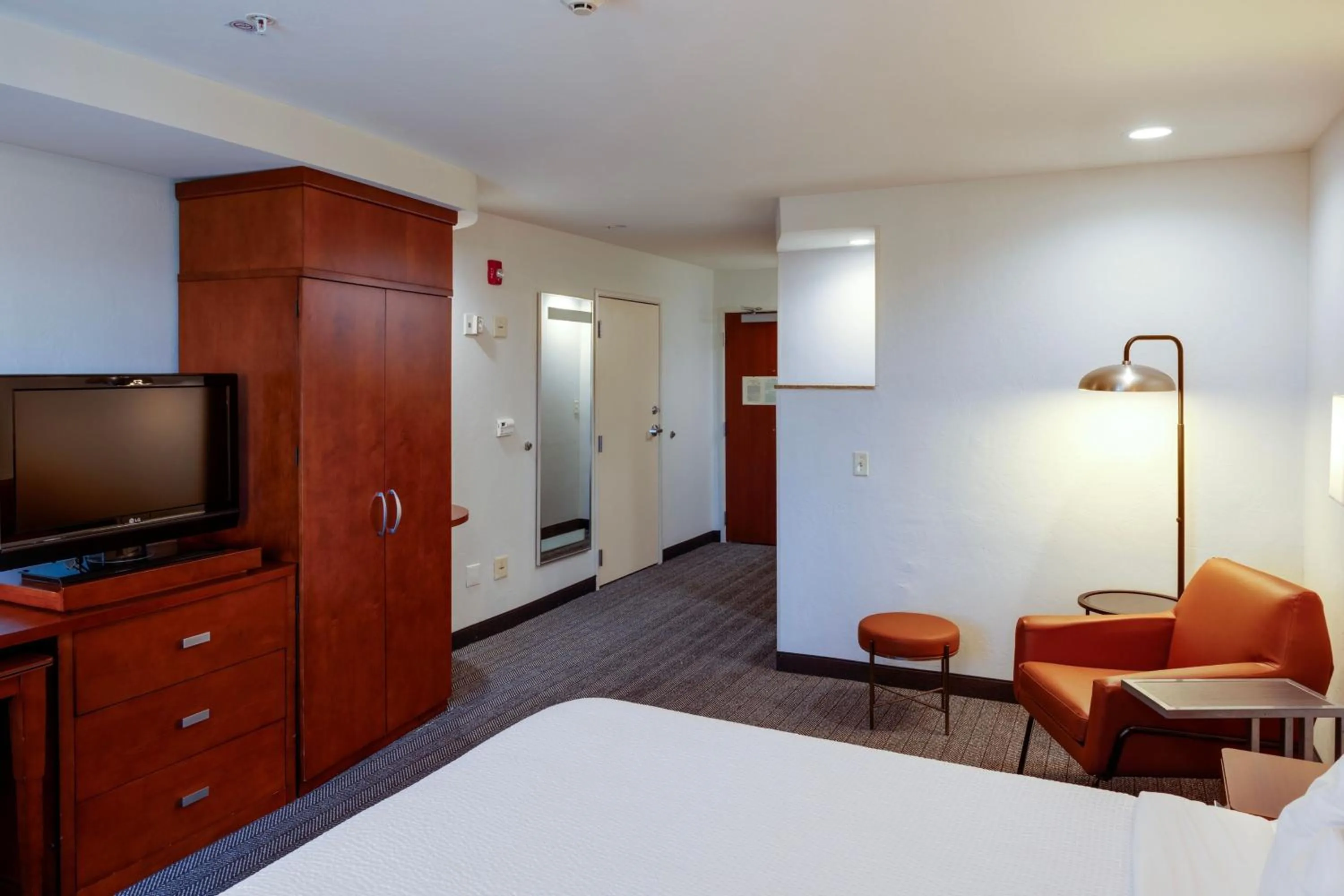 Photo of the whole room, Bed in Courtyard by Marriott Oklahoma City North/Quail Springs