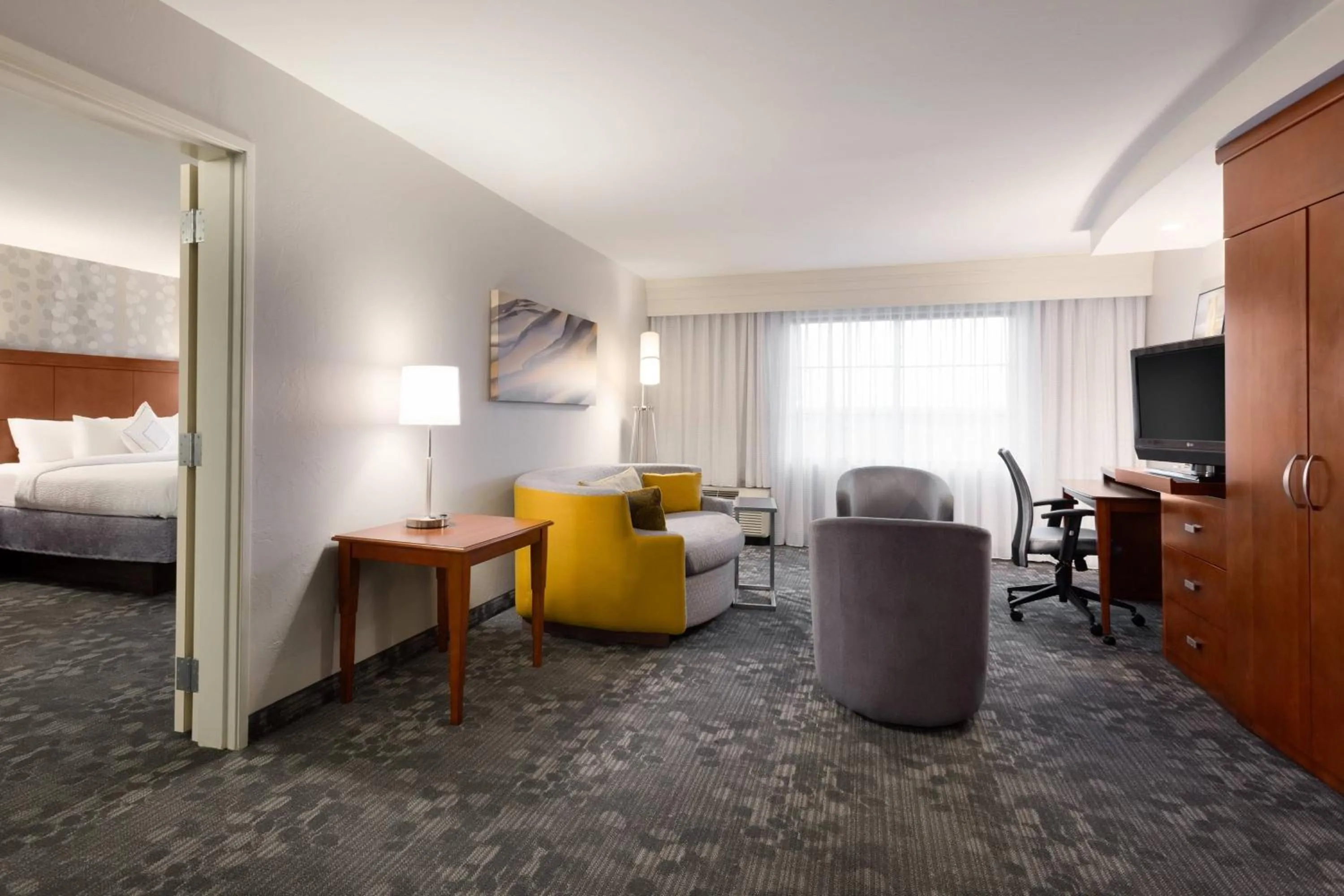 Living room, Bed in Courtyard by Marriott Oklahoma City North/Quail Springs