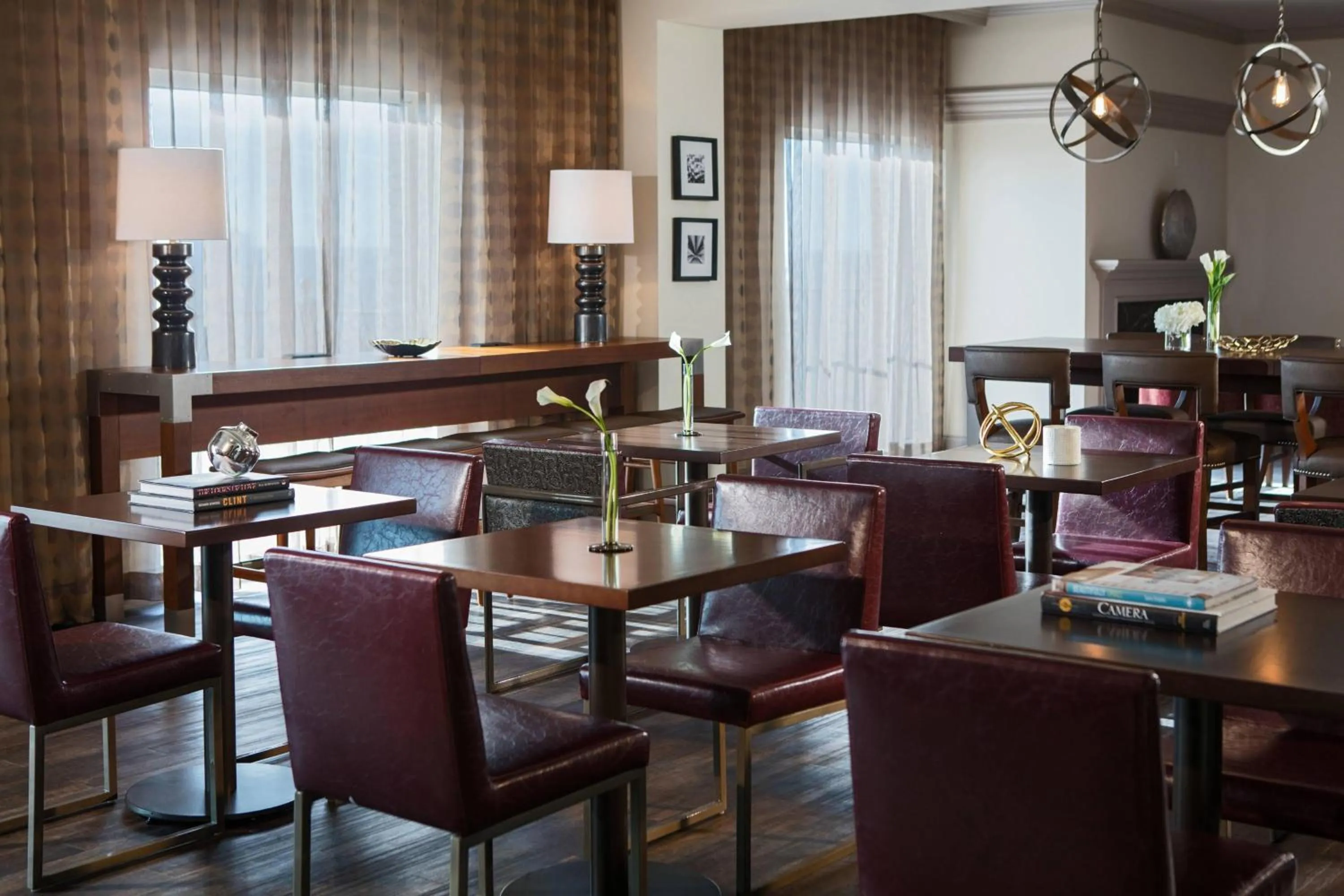 Lounge or bar in Renaissance Waterford Oklahoma City Hotel