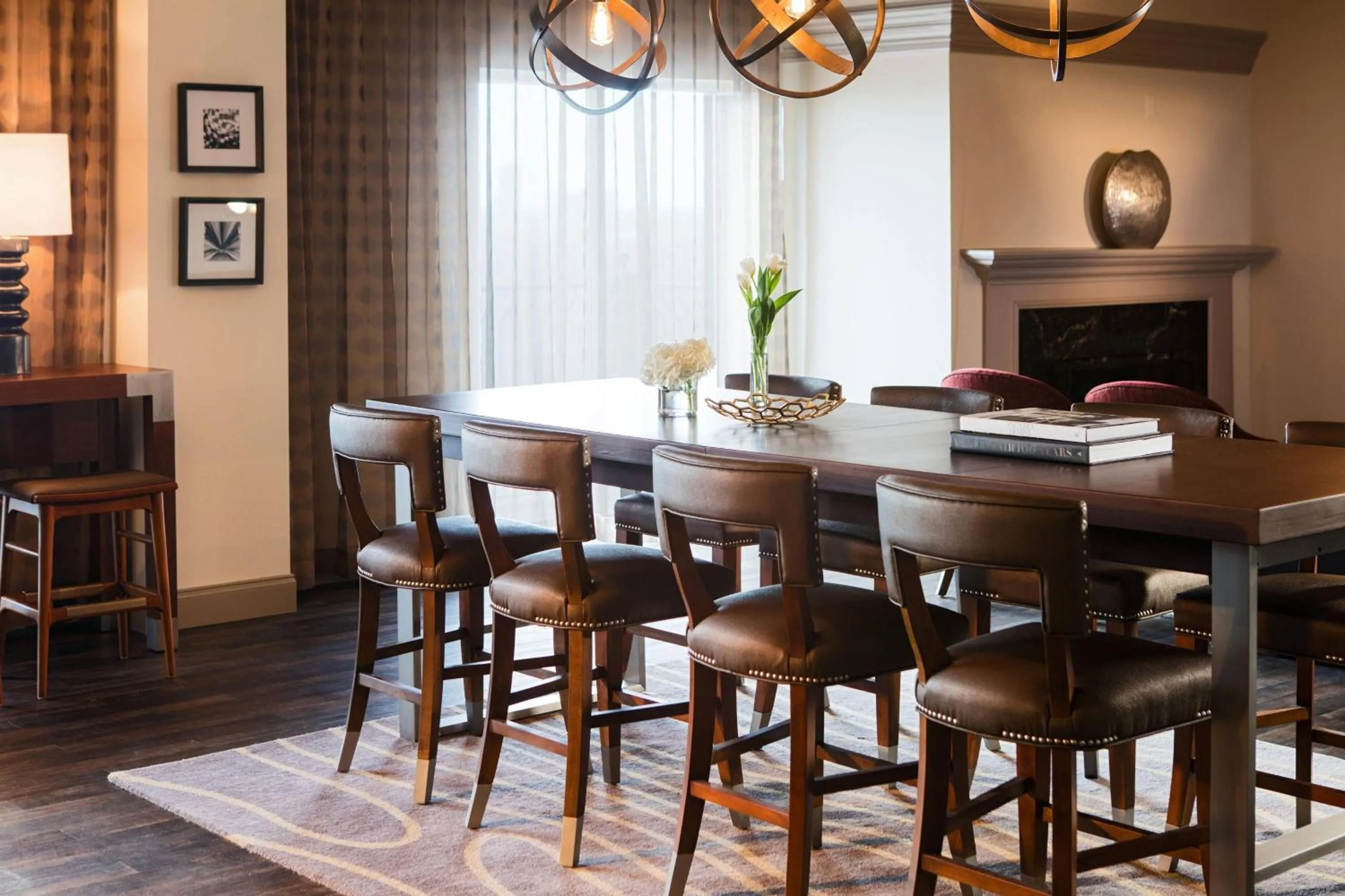 Lounge or bar in Renaissance Waterford Oklahoma City Hotel