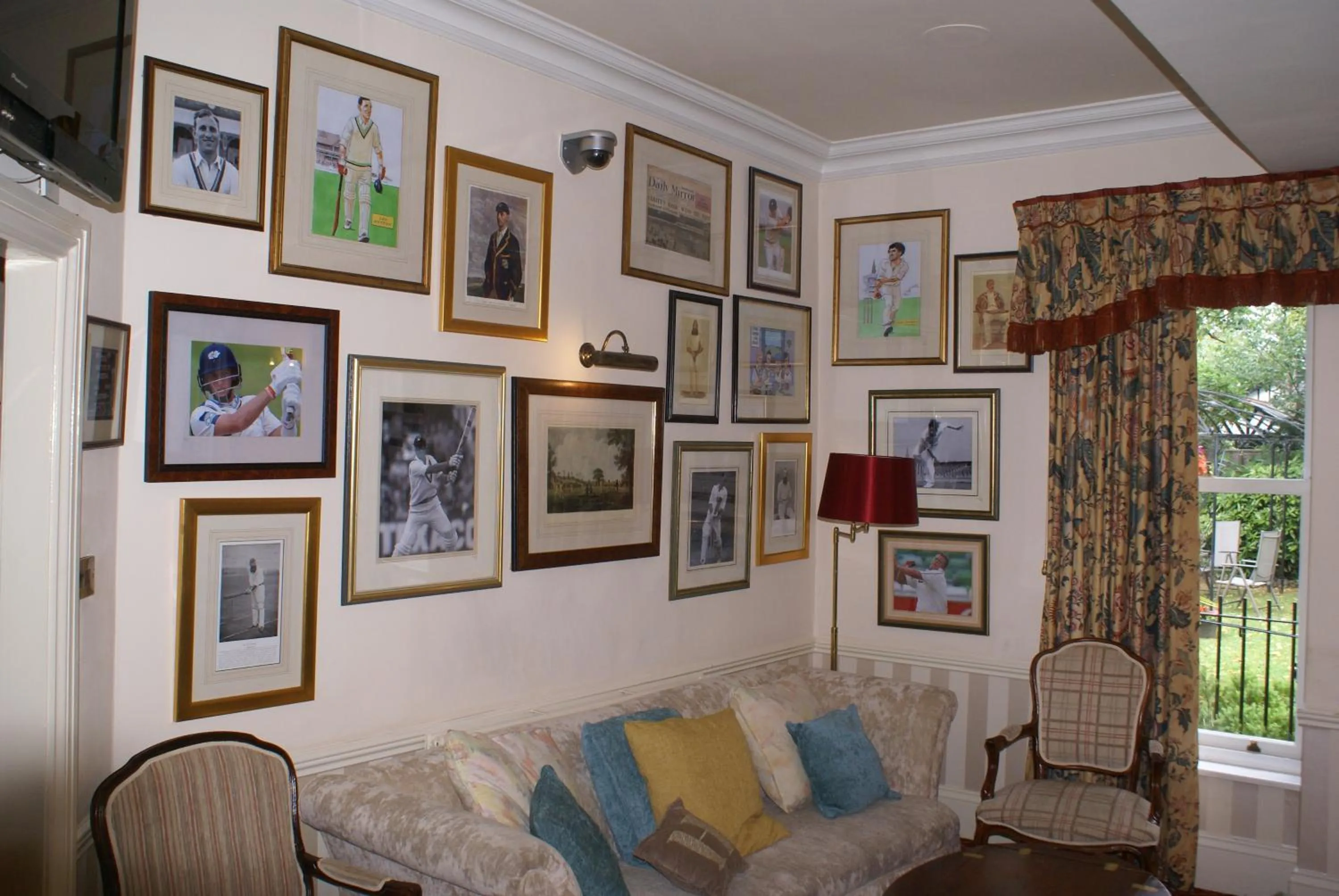 TV and multimedia in Haley's Hotel