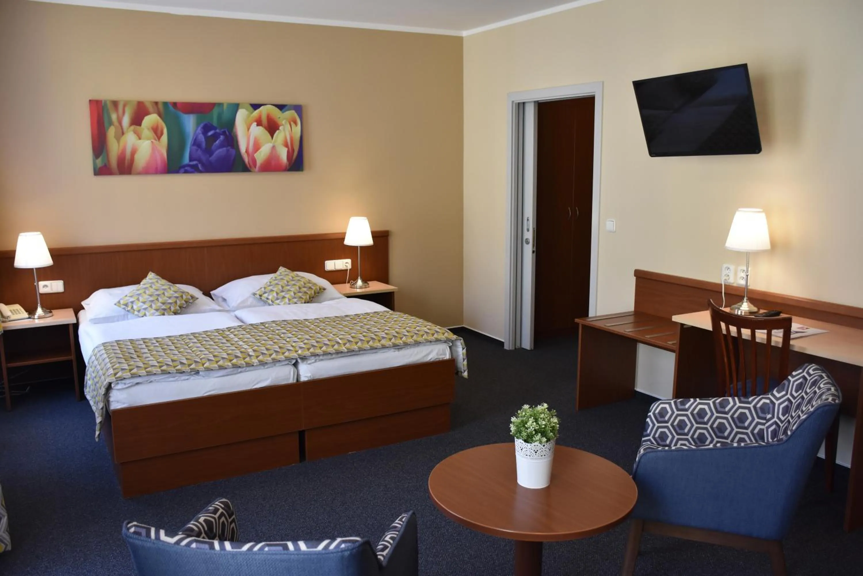 Bed in Aparthotel Austria Suites