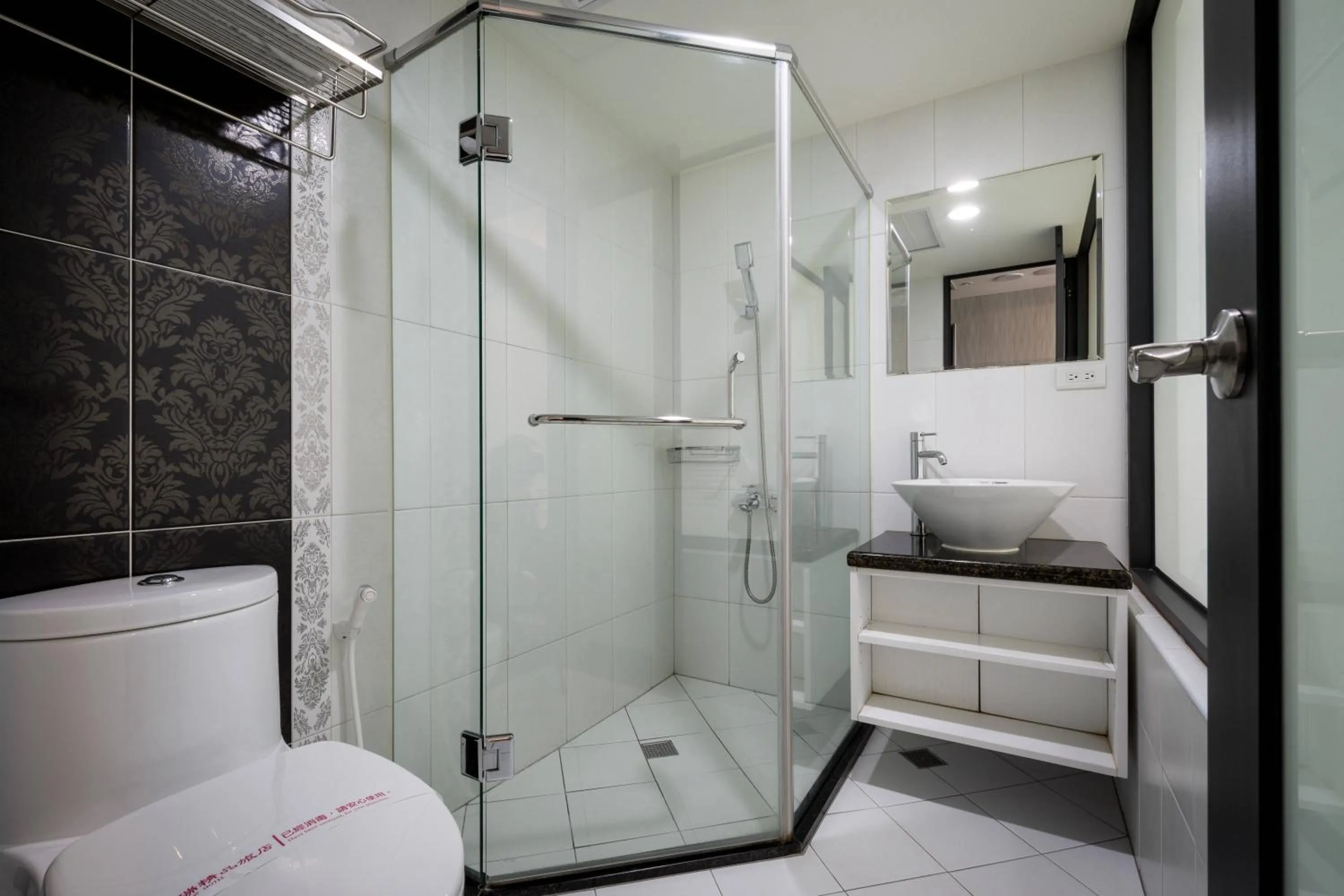 Shower in JUNG-ZAW BUSSINESS HOTEL