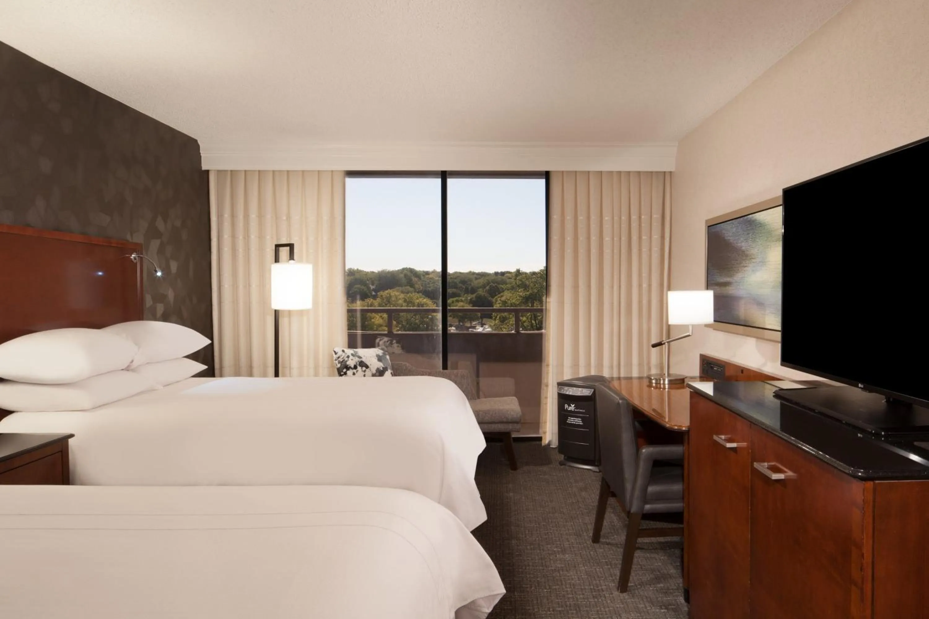 Photo of the whole room, Bed in Omaha Marriott