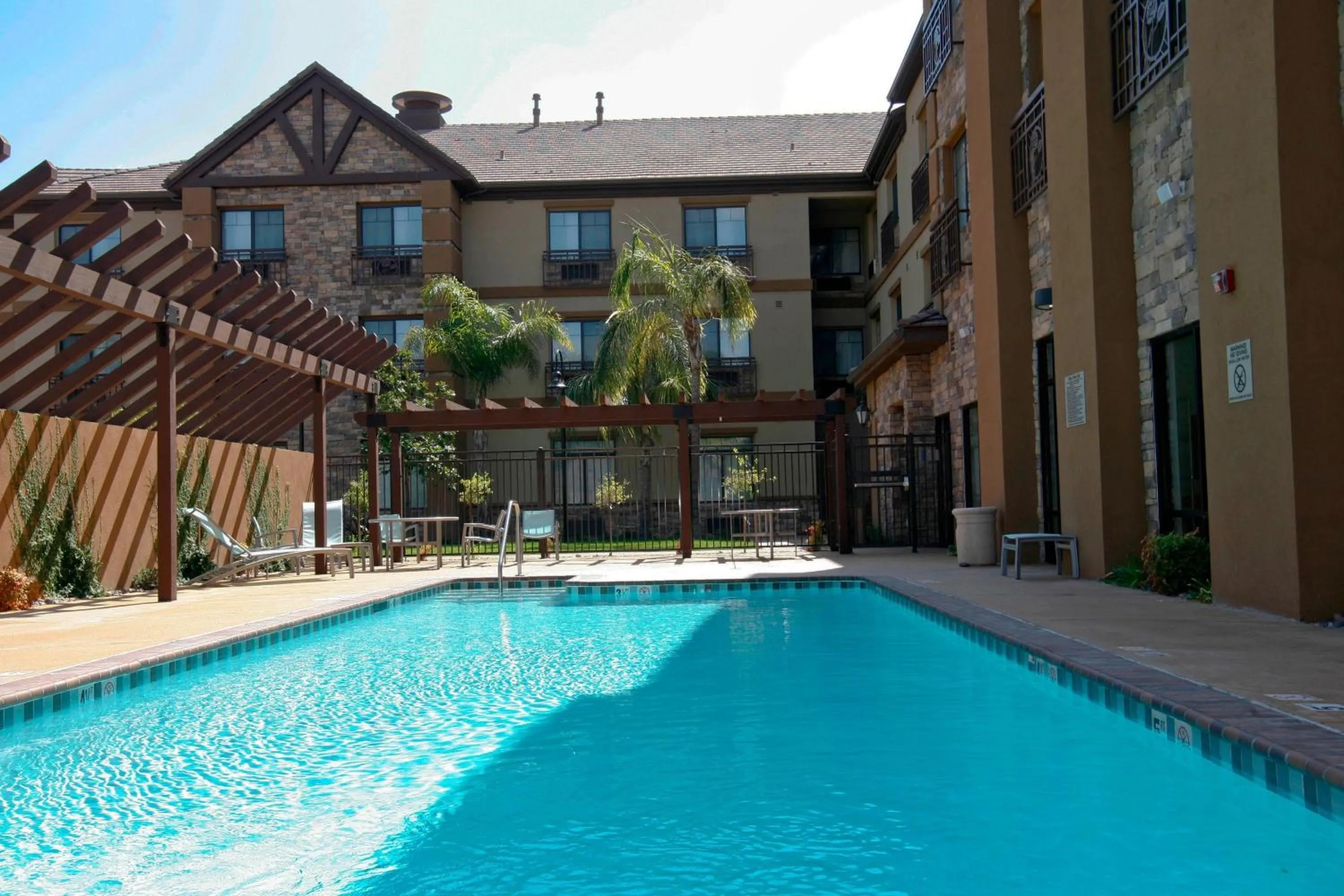 Swimming pool in SpringHill Suites Temecula Valley Wine Country