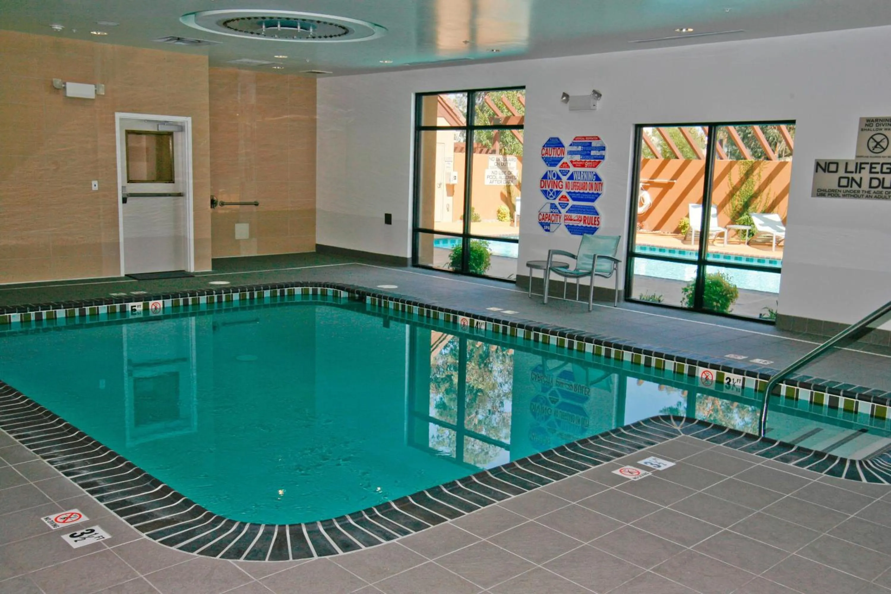 Swimming pool in SpringHill Suites Temecula Valley Wine Country