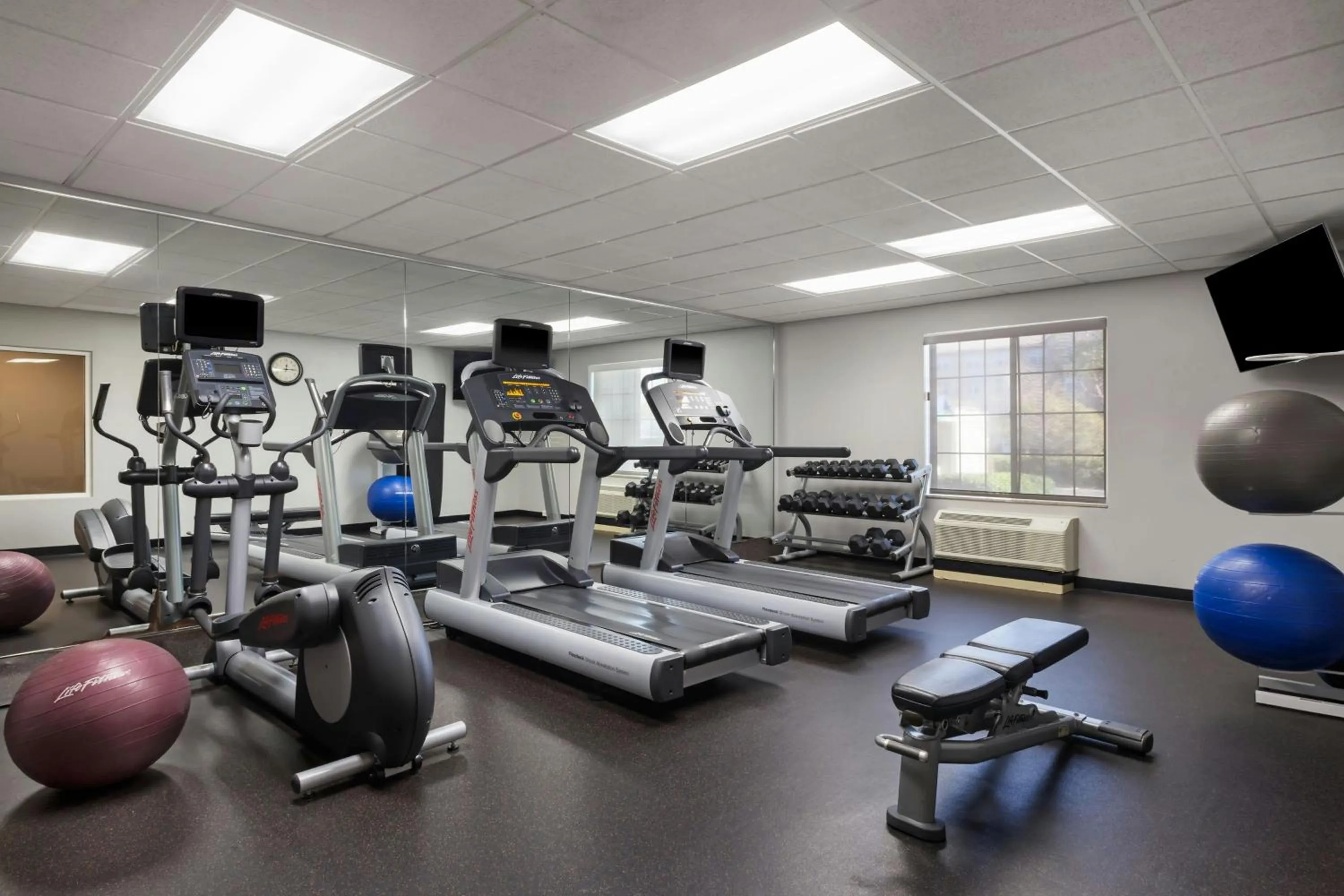 Fitness centre/facilities in TownePlace Suites by Marriott Ontario Airport