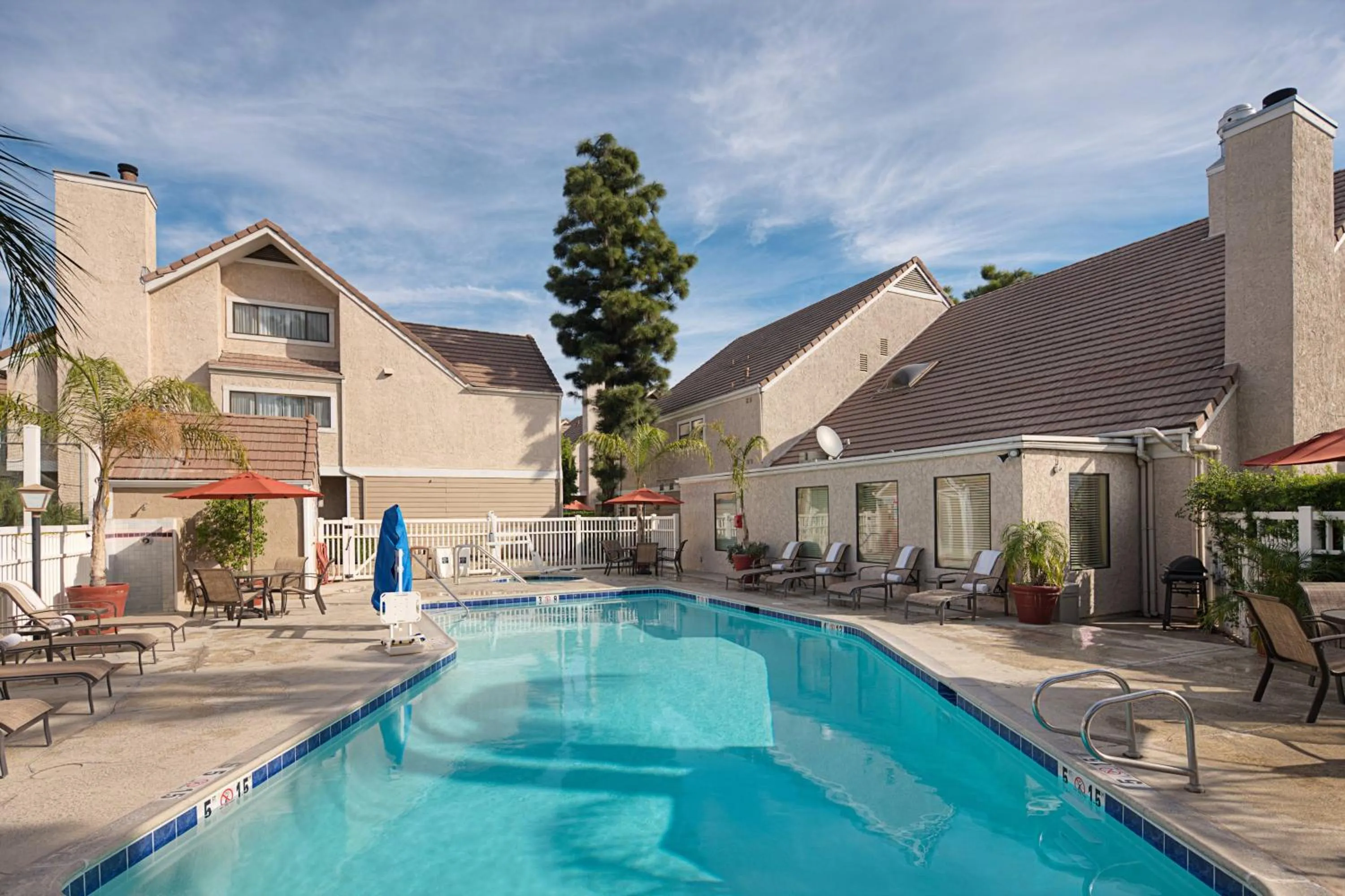 Swimming pool in Residence Inn Ontario Airport