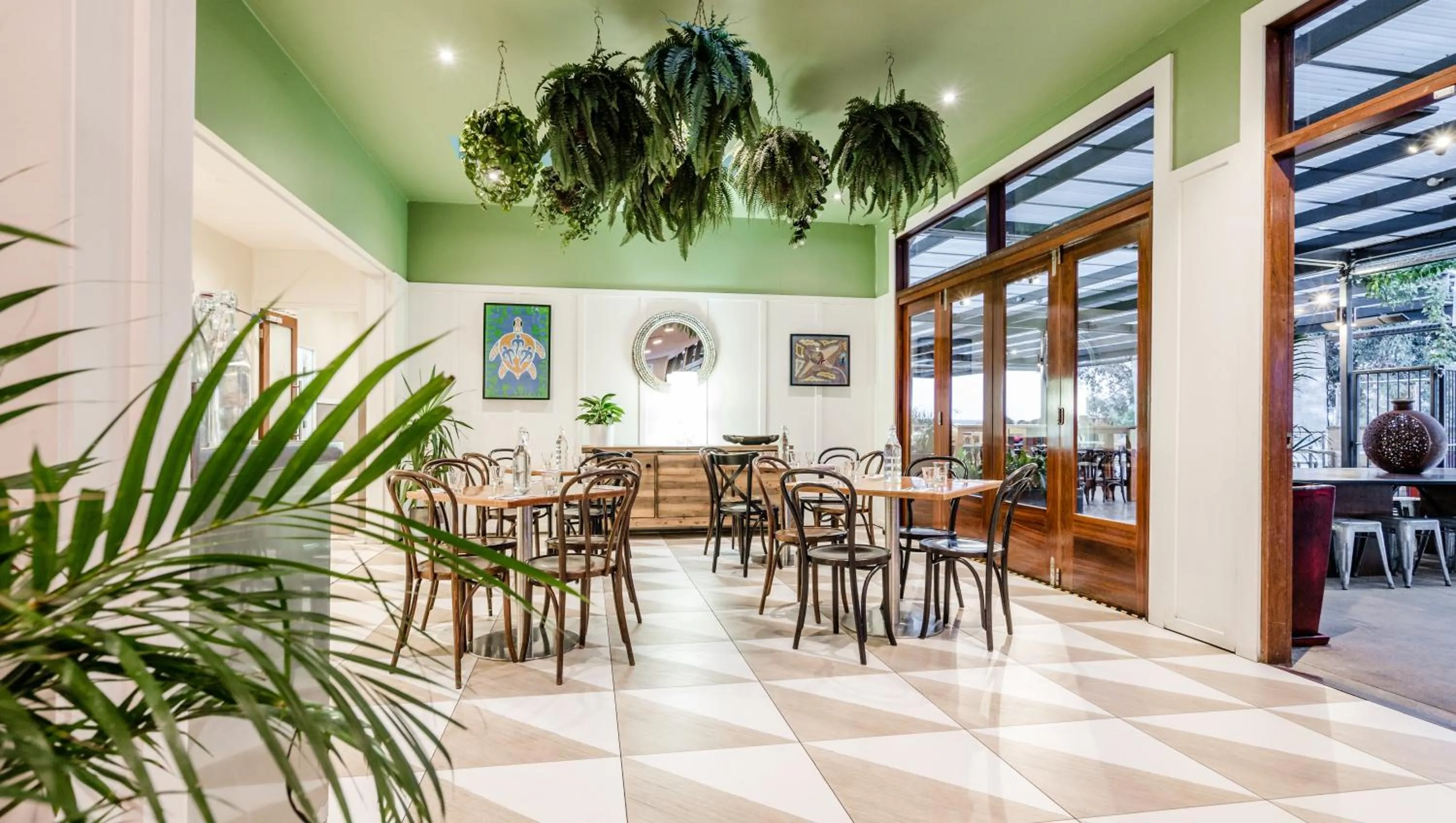 Restaurant/places to eat in Huskisson Hotel