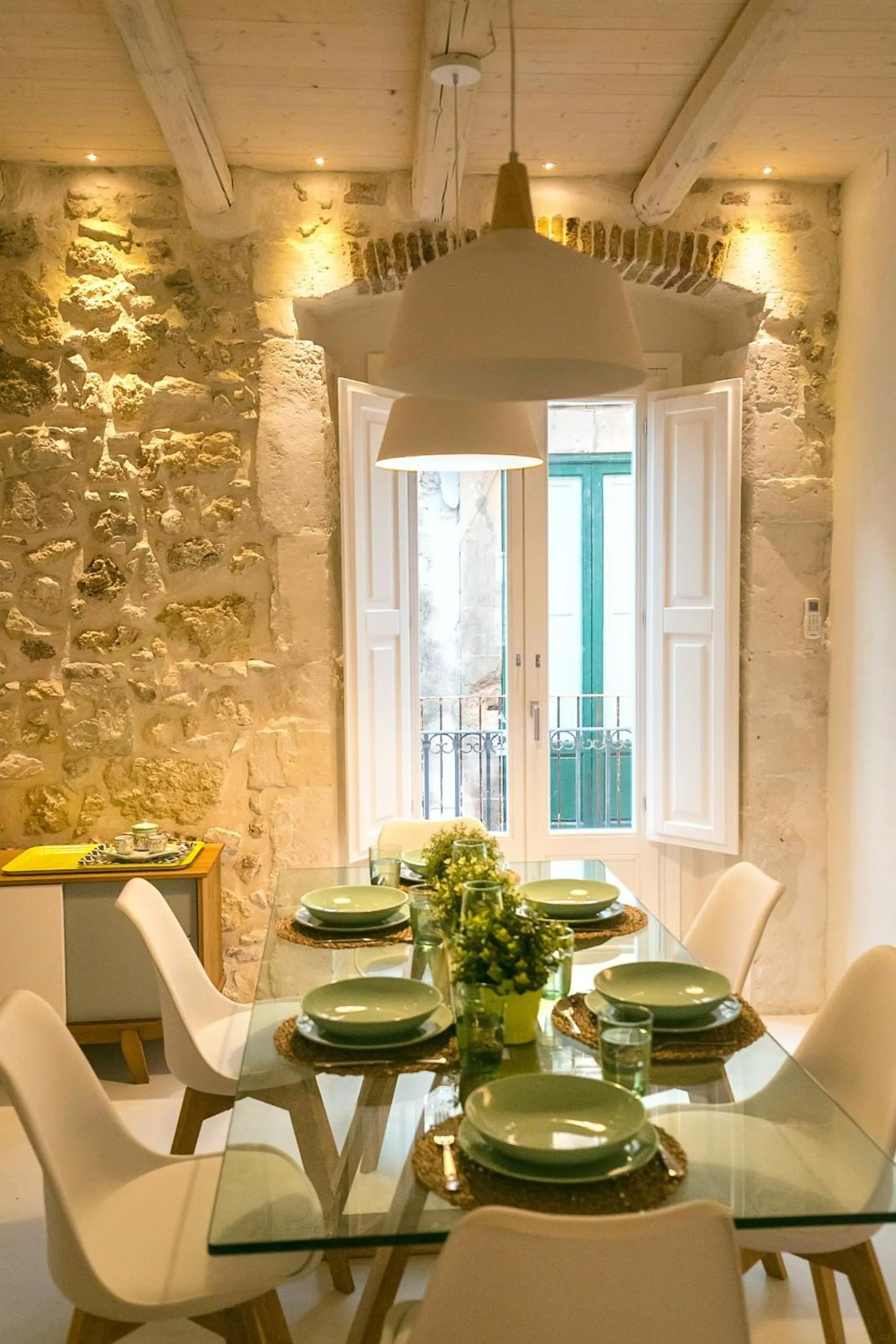 Dining area in Veronique by Dimore in Sicily
